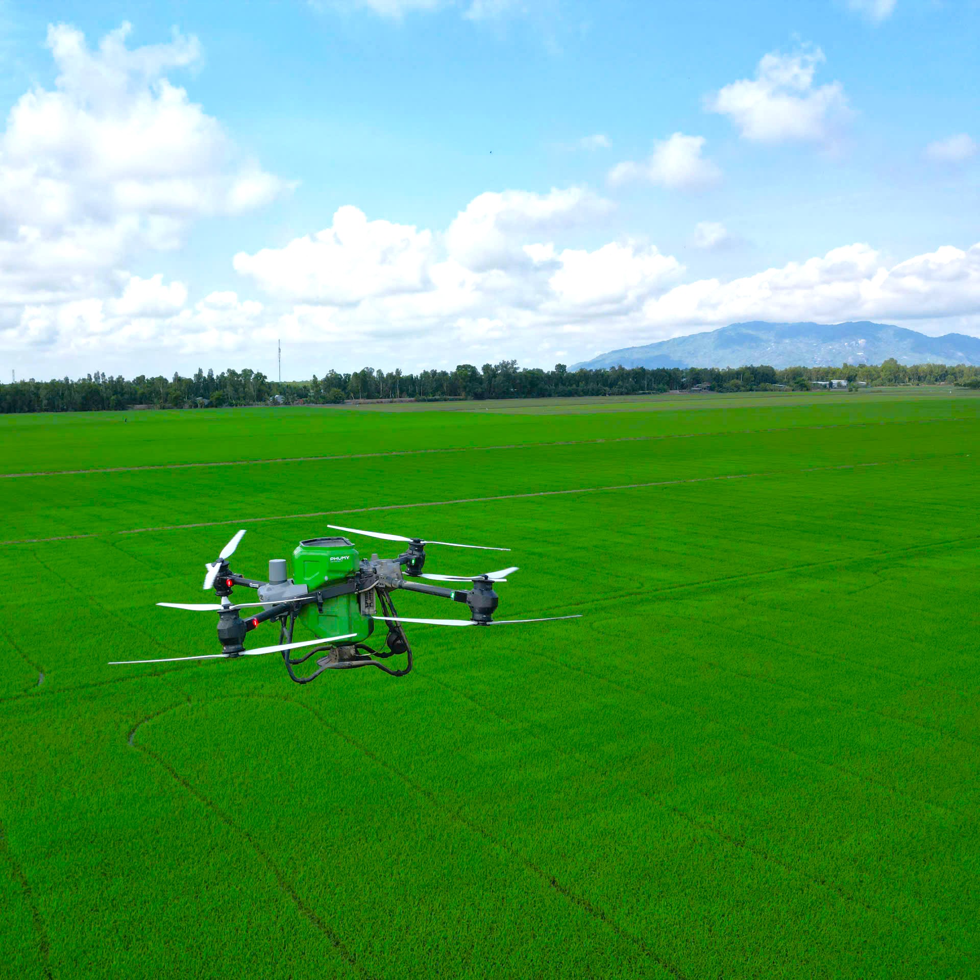 Giải pháp dùng thiết bị bay không người lái (drone) tiết kiệm chi phí đem lại hiệu quả cho bà con nông dân