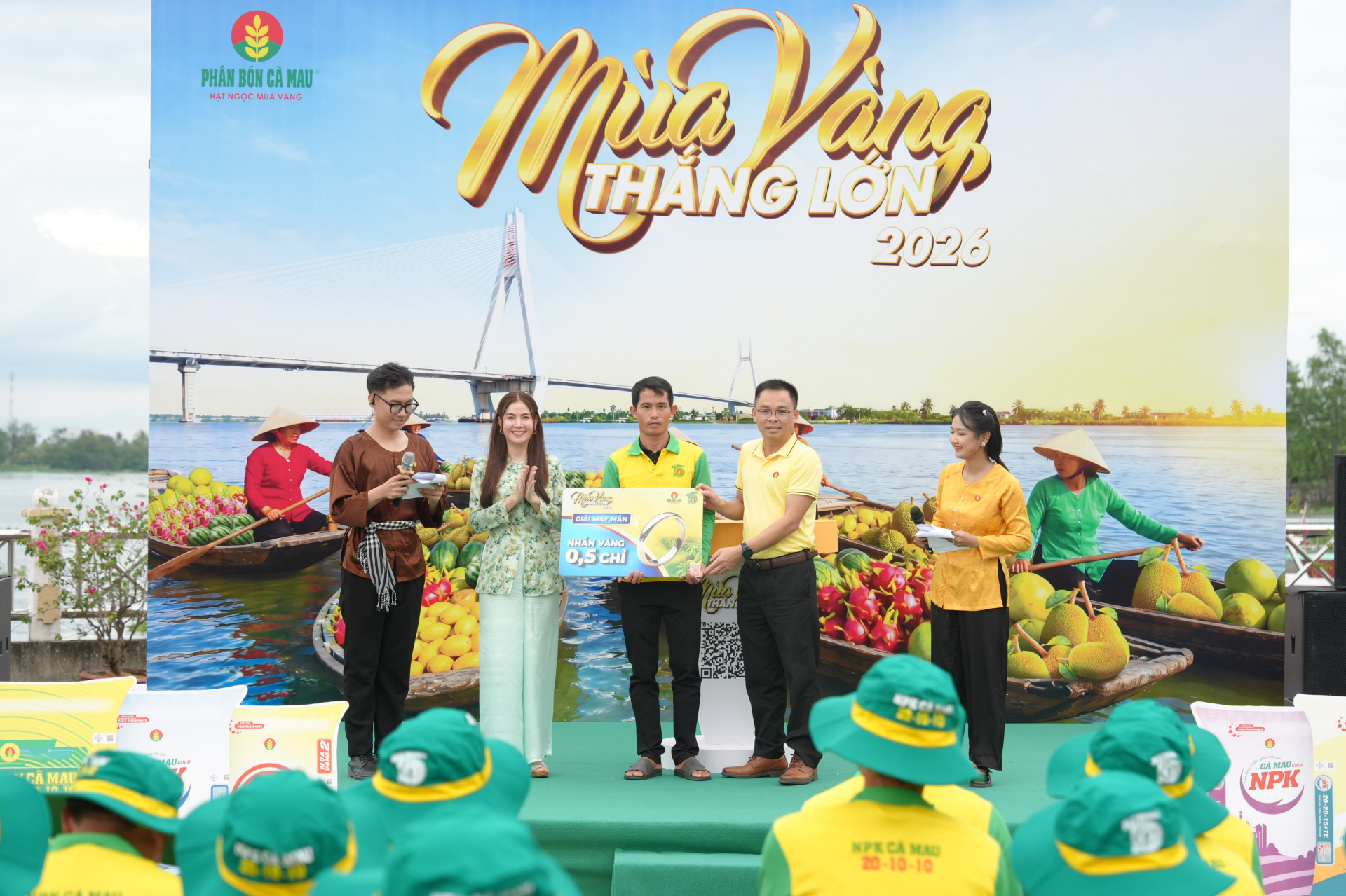 Tại livestream, giải may mắn - nhẫn vàng 0.5 chỉ được trao tận tay bà con