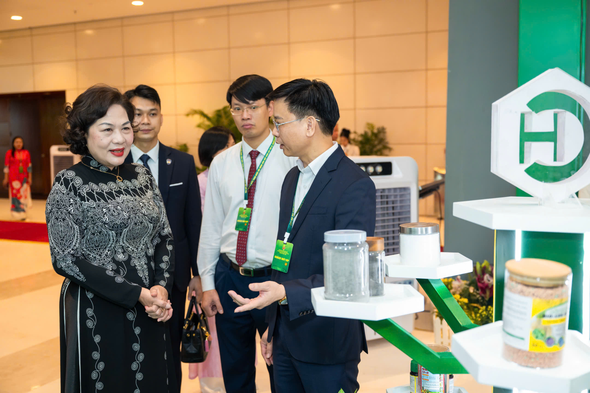 Đồng chí Nguyễn Thị Hồng - Ủy viên Trung ương Đảng, Phó Chủ tịch Quốc hội tham quan gian hàng của Vinachem tại Đại hội