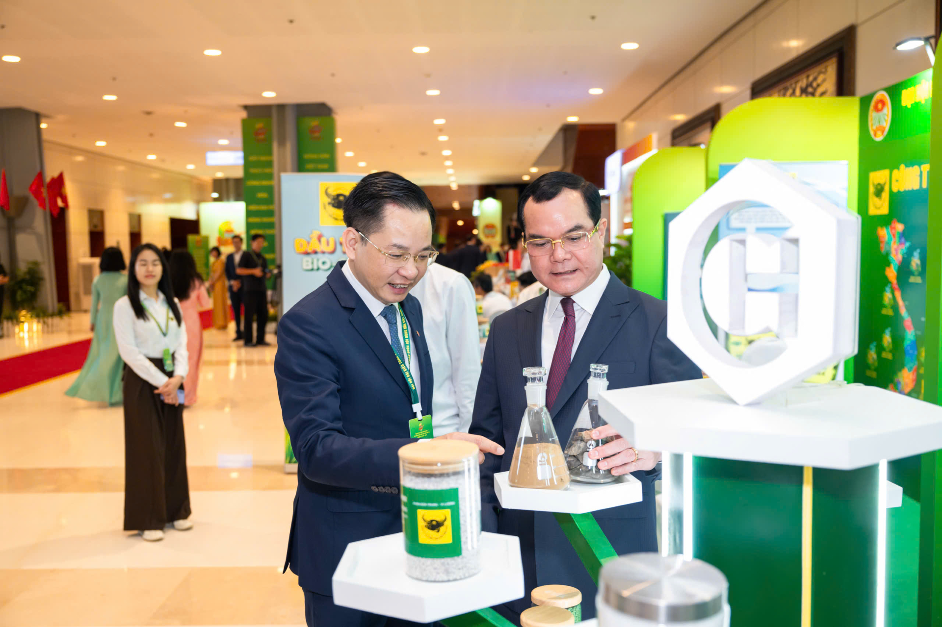 Đồng chí Nguyễn Đình Khang - Ủy viên Trung ương Đảng, Bộ trưởng Bộ Dân tộc và Tôn giáo tham quan gian hàng của Vinachem tại Đại hội