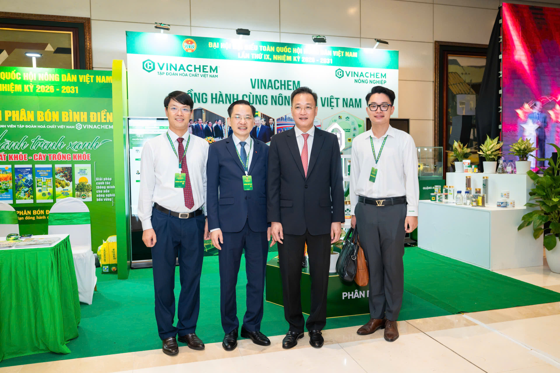 Đồng chí Nguyễn Hữu Nghĩa - Tổng Kiểm toán nhà nước cùng đồng chí Nguyễn Hữu Tú - Tổng Giám đốc Vinachem tham quan gian hàng của Tập đoàn tại Hội nghị