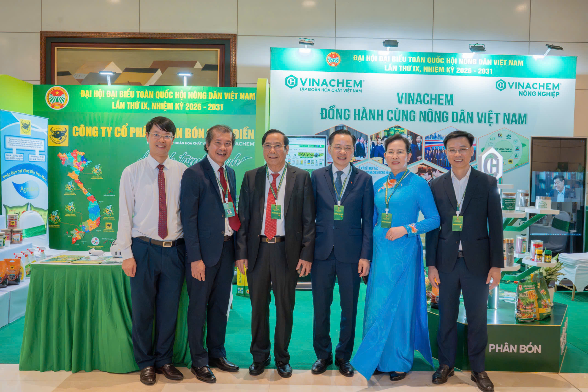 Đồng chí Bùi Quang Huy - Bí thư thứ nhất Trung ương Đoàn Thanh niên Cộng sản Hồ Chí Minh tham gian gian hàng của Vinachem tại Hội nghị.