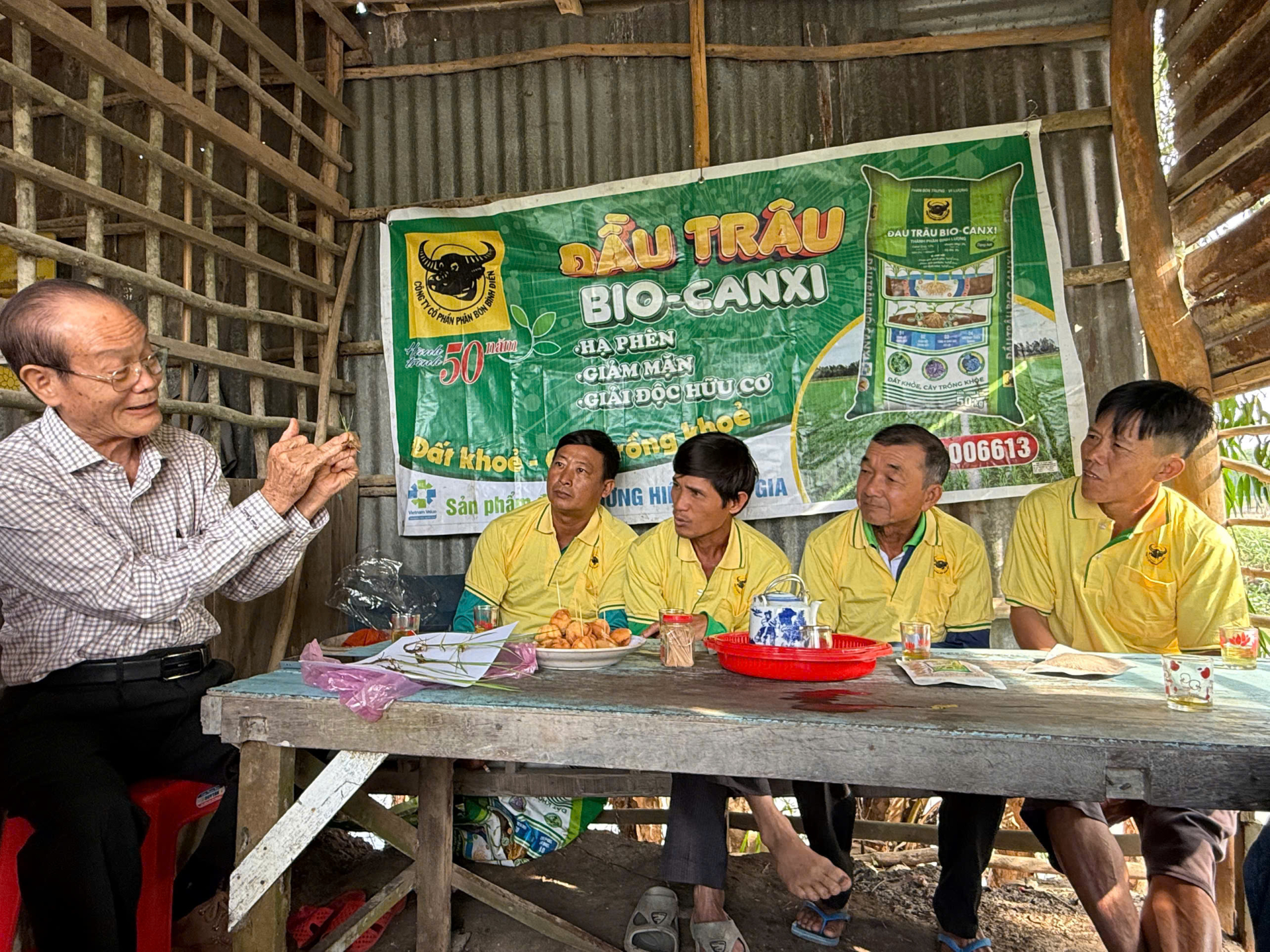 GS.TS. Nguyễn Bảo Vệ - Chuyên gia chương trình “Hành trình xanh - Đất khỏe - Cây trồng khỏe” đang trao đổi tại buổi hội thảo nhỏ đầu bờ chia sẻ kinh nghiệm xử lý ngộ độc hữu cơ, hạ phèn bằng sản phẩm Đầu Trâu Bio-Canxi của Công ty Cổ phần Phân bón Bình Điền.