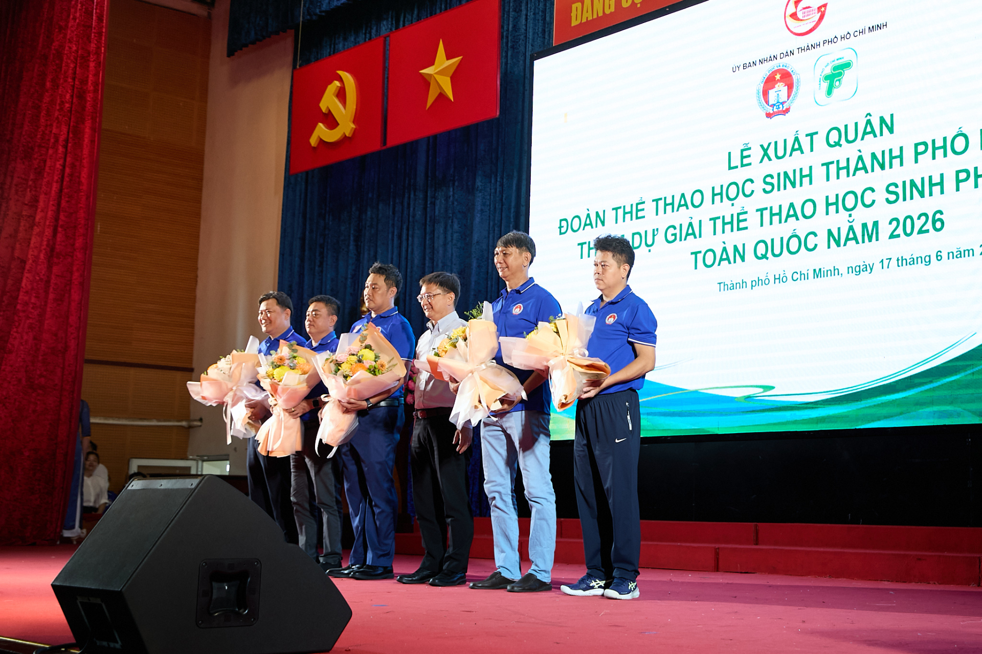 Lãnh đạo thành phố tặng bằng khen cho các tập thể đạt thành tích xuất sắc