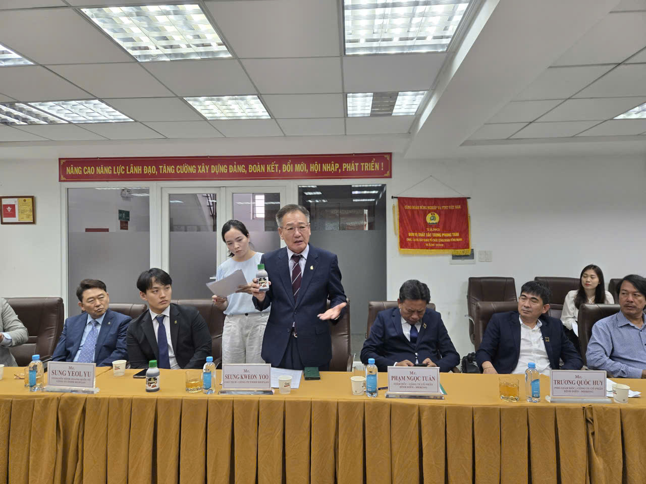 Ông Yoo Seung Kweon – Chủ tịch Công ty BIOPLAN trình bày tại buổi lễ