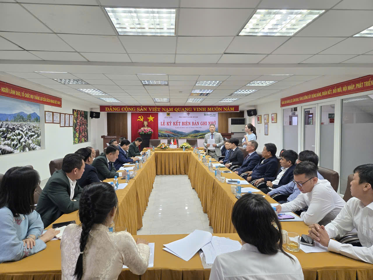 Quang cảnh buổi lễ ký kết