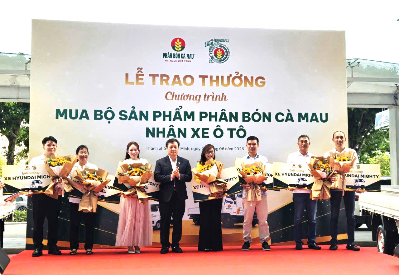 Ông Nguyễn Thanh Tùng, TGĐ PVCFC trao tượng trưng xe tải Hyundai 3,5 tấn cho các đại lý 