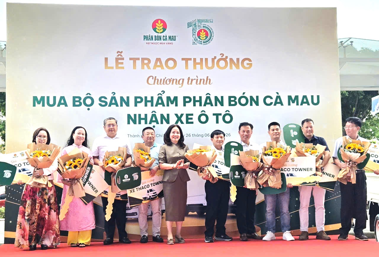 Bà Nguyễn Thị Hiền, Phó TGĐ PVCFC trao tượng trưng xe tải Thaco Towner 1 tấn cho các đại lý