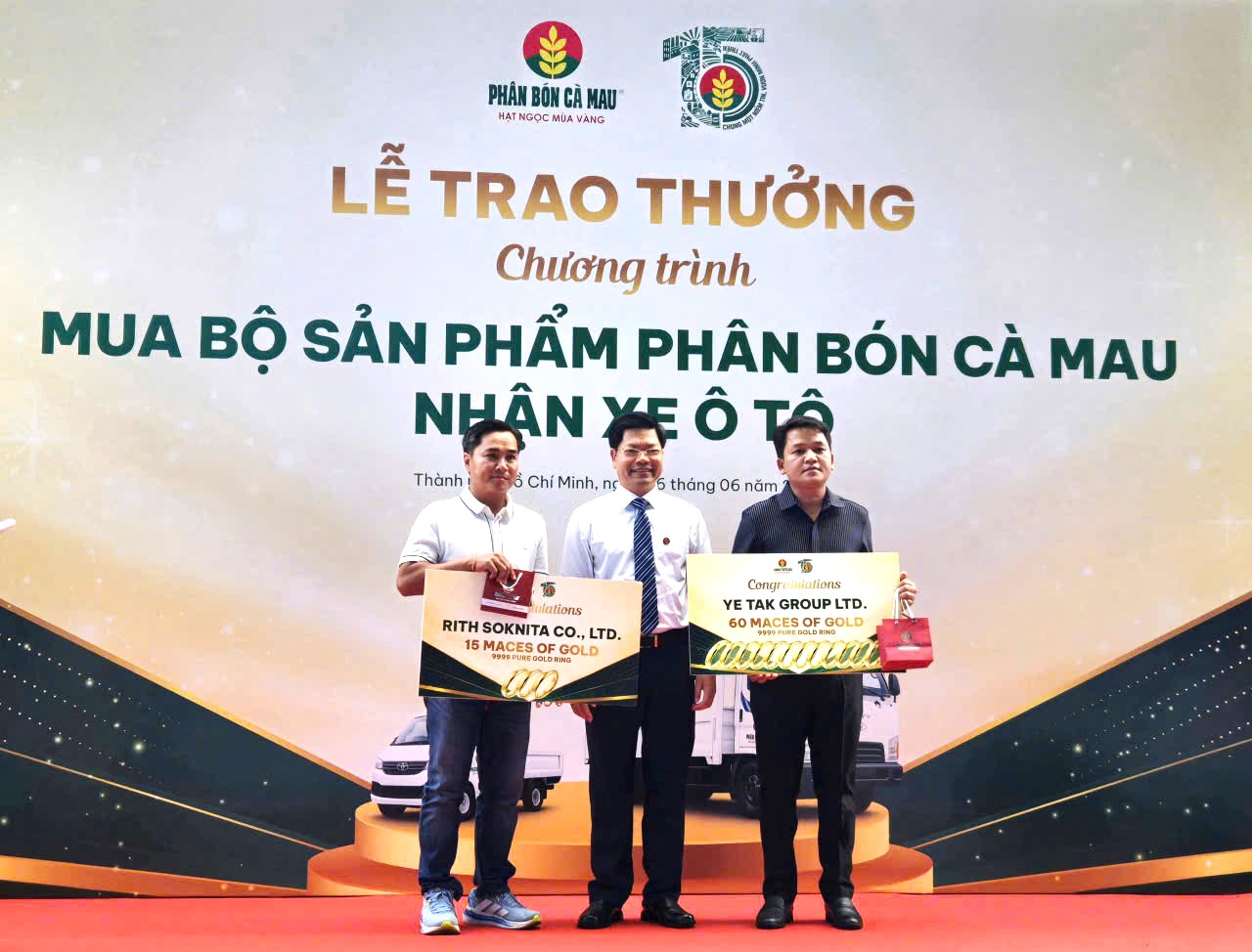 Đại diện PVCFC  trao thưởng trị giá 60 chỉ vàng 9999 và 15 chỉ vàng 9999 cho đại lý Campuchia
