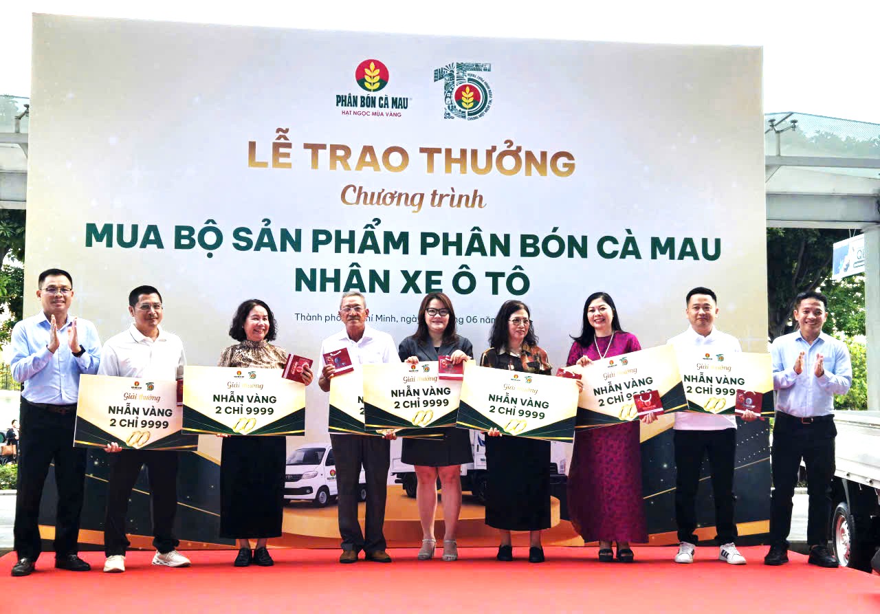 Đại diện PVCFC trao phần thưởng trị giá 2 chỉ vàng 9999 cho các đại lý