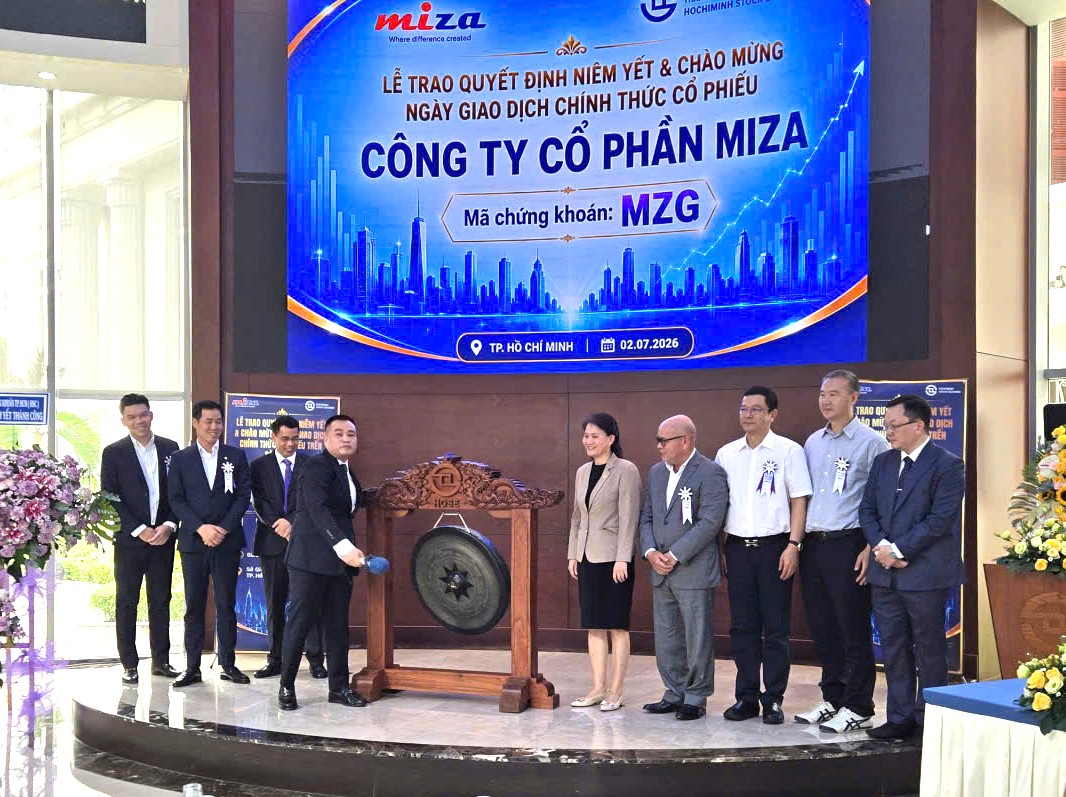Ông Nguyễn Tuấn Minh, Chủ tịch Hội đồng Quản trị Công ty Cổ phần Miza thực hiện nghi thức đánh cồng tại buổi lễ niêm yết MZG