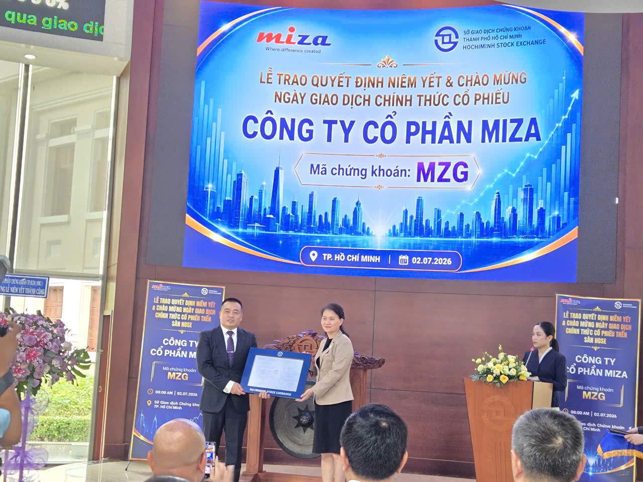 Đại diện Sở Giao dịch Chứng khoán TP Hồ Chí Minh trao Quyệt định niêm yết trên HOSE cho đại diện Miza