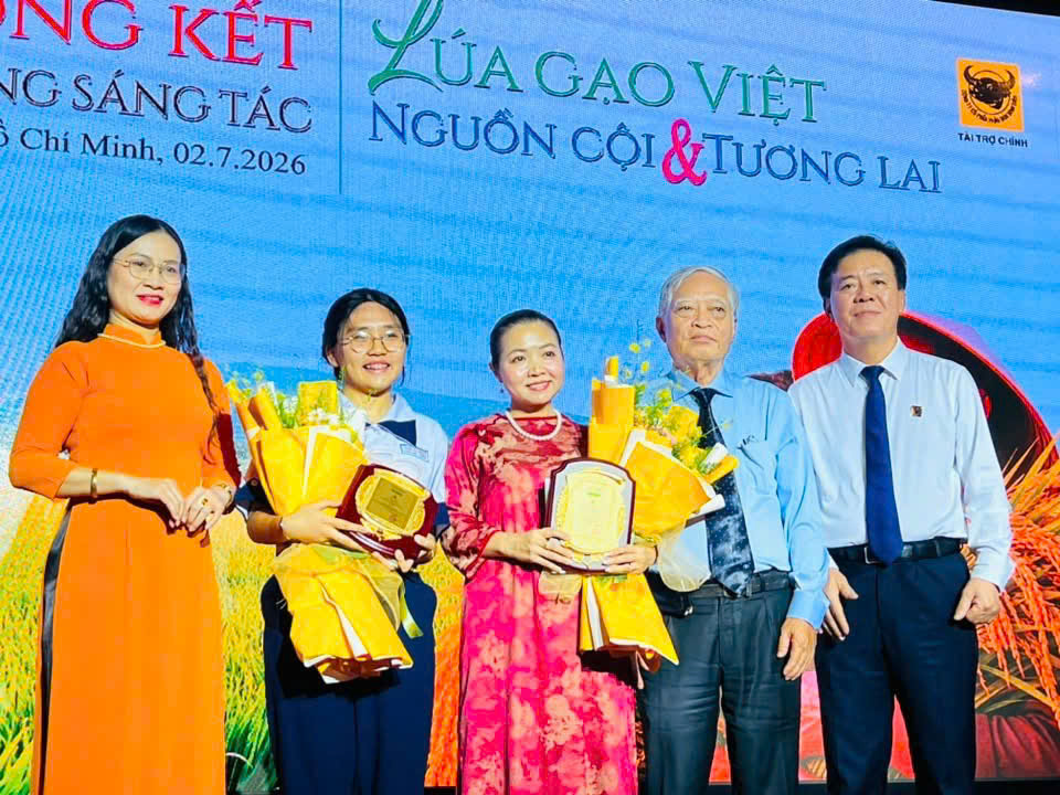 Ông Bùi Bá Bổng - Chủ tịch Hiệp hội Lúa gạo (thứ 2 từ phải sang) và Ông Ngô Văn Đông - Phó Chủ tịch VIETRISA - Tổng Giám đốc Công ty CP Phân bón Bình Điền (bìa phải) trao giải cho các tác giả đạt giải đặc biệt