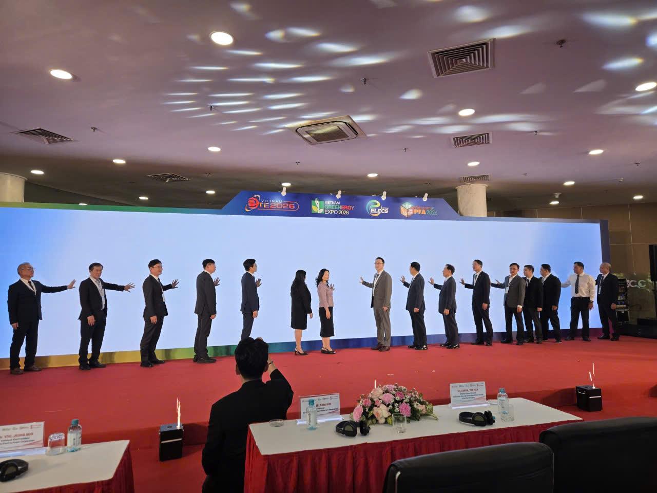Lãnh đạo Cục Đổi mới sáng tạo, Chuyển đổi xanh và Khuyến công - Bộ Công Thương, Sở Công Thương TP. Hồ Chí Minh và Ban tổ chức cùng các đại biểu bấm nút khai mạc chuỗi triển lãm tại TP Hồ Chí Minh