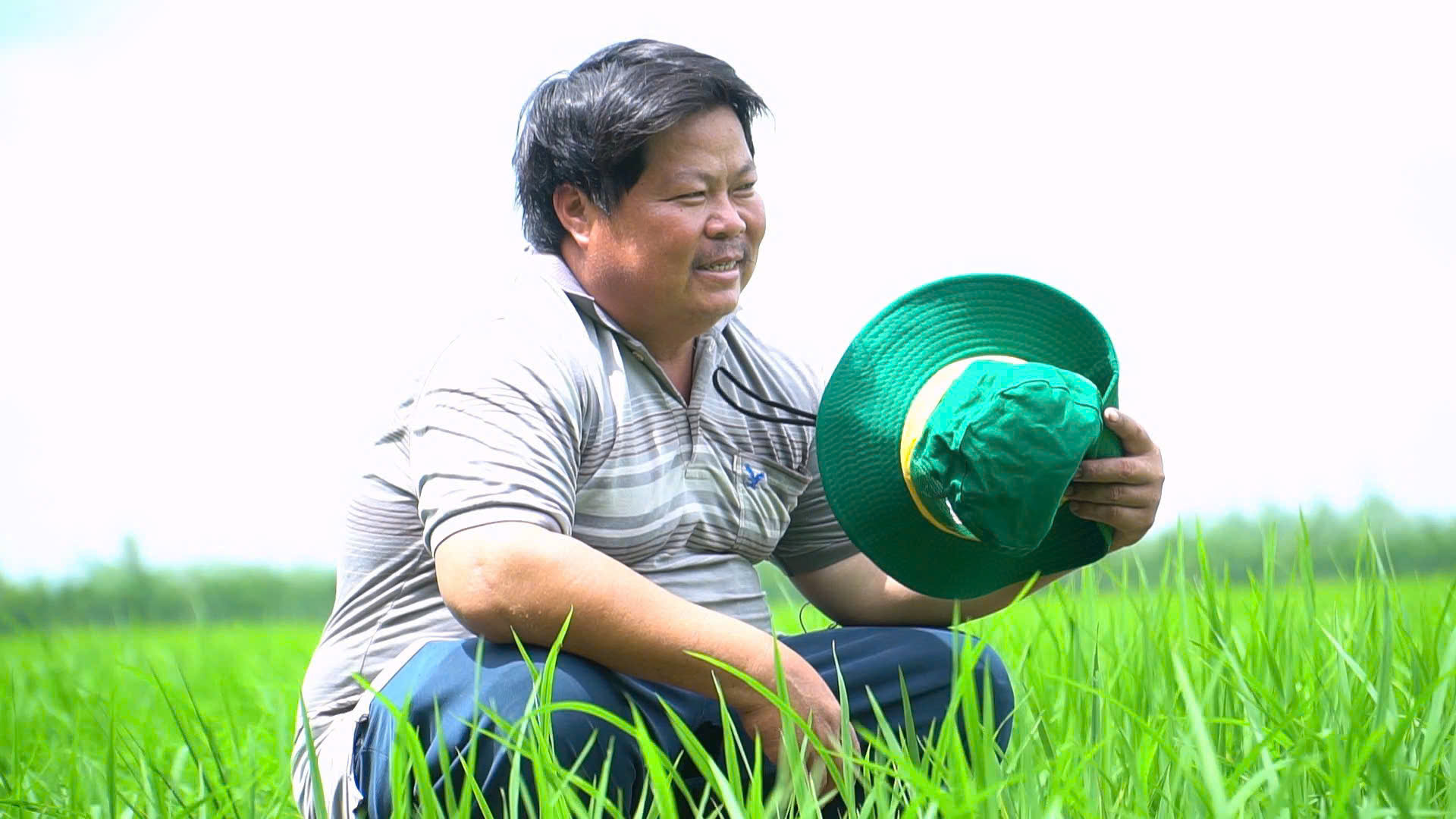 Anh Huỳnh Thành Chuẩn trên thửa ruộng của mình