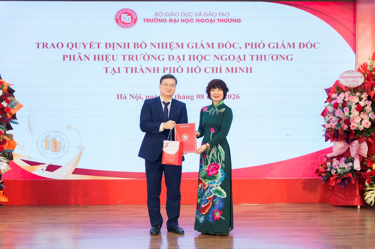   TS. Nguyễn Bình Minh được PGS, TS. Phạm Thu Hương – Bí thư Đảng ủy, Hiệu trưởng Nhà trường trao quyết định giữ chức vụ Giám đốc Phân hiệu.   