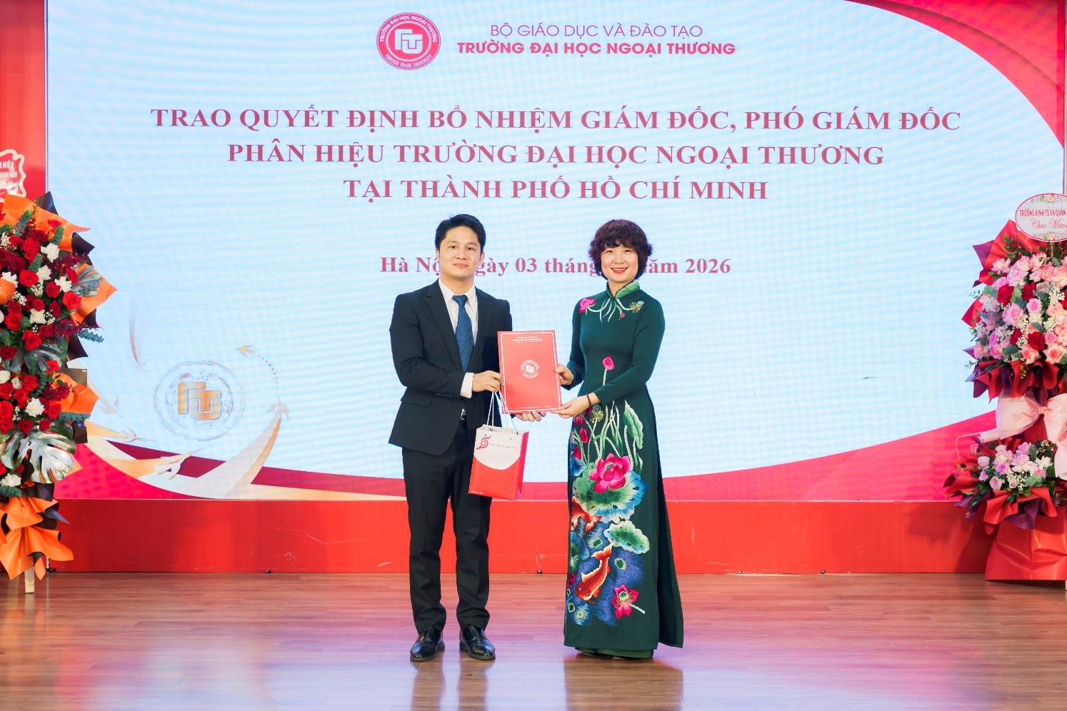   TS. Lê Giang Nam được PGS, TS. Phạm Thu Hương – Bí thư Đảng ủy, Hiệu trưởng Nhà trường trao quyết định giữ chức vụ Phó Giám đốc Phân hiệu.   