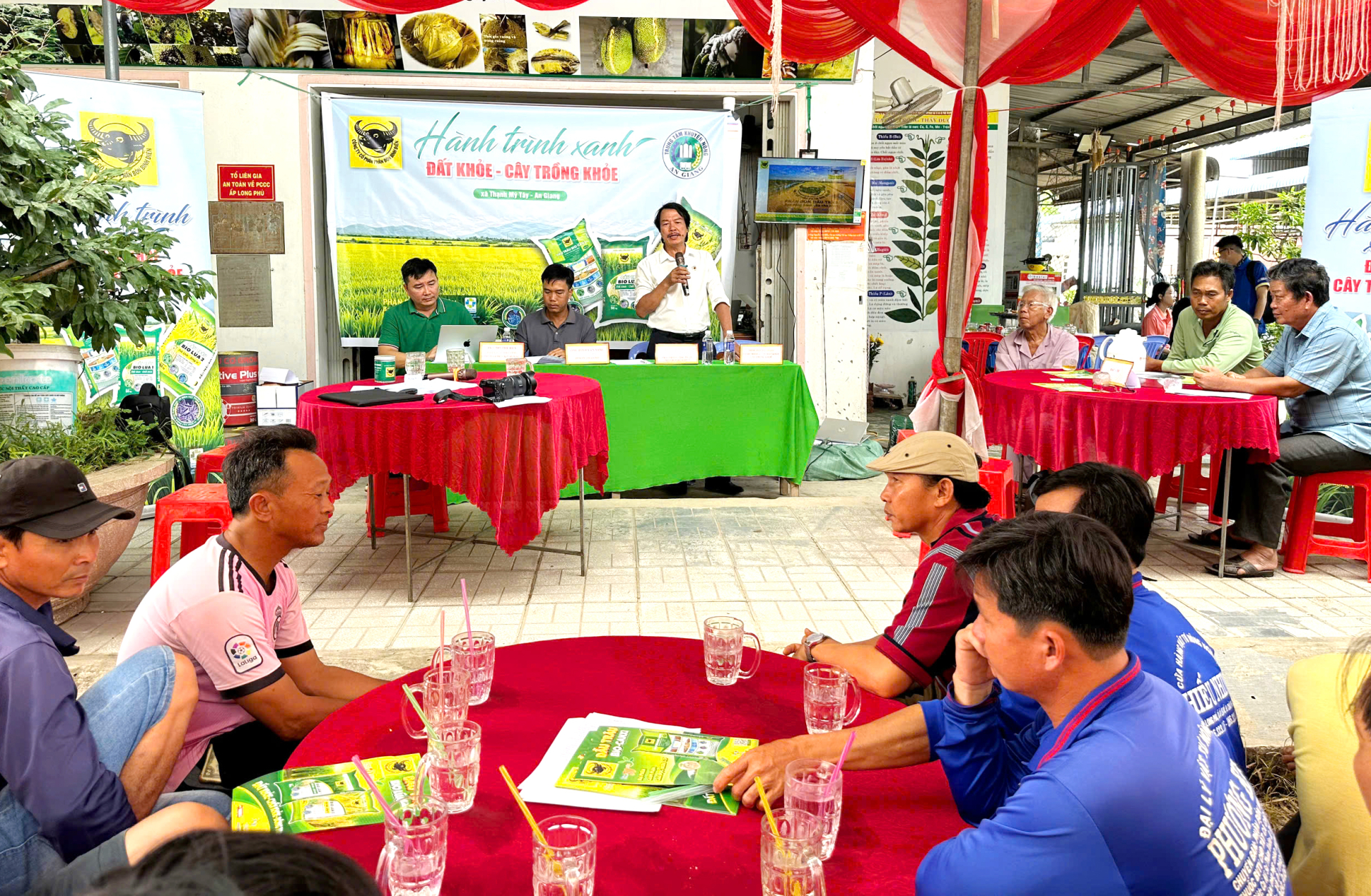Hội thảo tổng kết mô hình “Hành trình Xanh – Đất khỏe, cây trồng khỏe” tại HTX Nông nghiệp Thuận Phú (xã Thạnh Mỹ Tây, tỉnh An Giang), nơi nông dân cùng doanh nghiệp và ngành chuyên môn đánh giá hiệu quả giải pháp nâng pH đất phèn, giảm chi phí sản xuất lúa hè thu 2026. (Ảnh: Hành Trình Xanh)