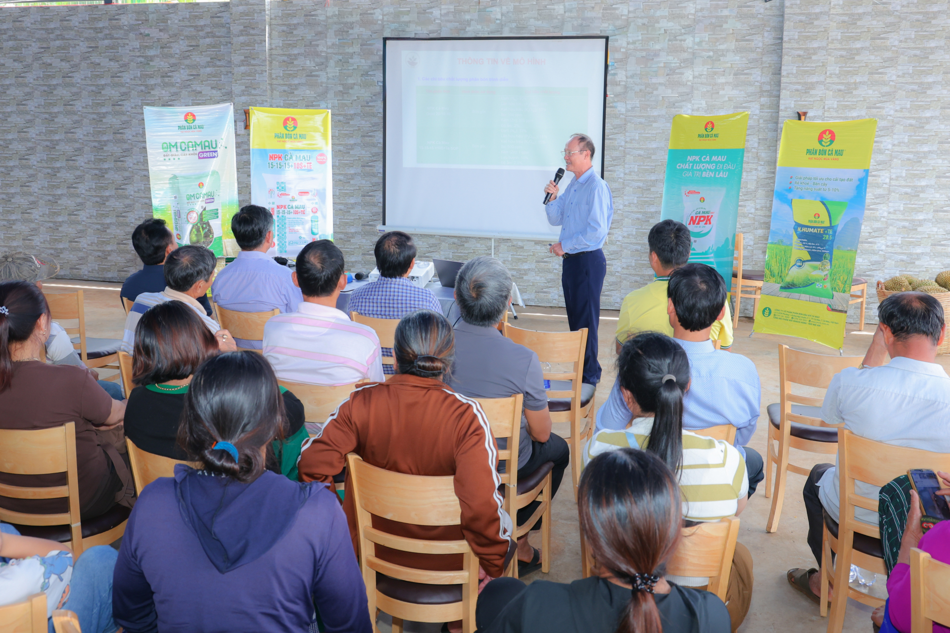ThS. Hồ Công Trực (Giám đốc Trung tâm Nghiên cứu Đất, Phân bón và Môi trường Tây Nguyên) công bố kết quả của mô hình