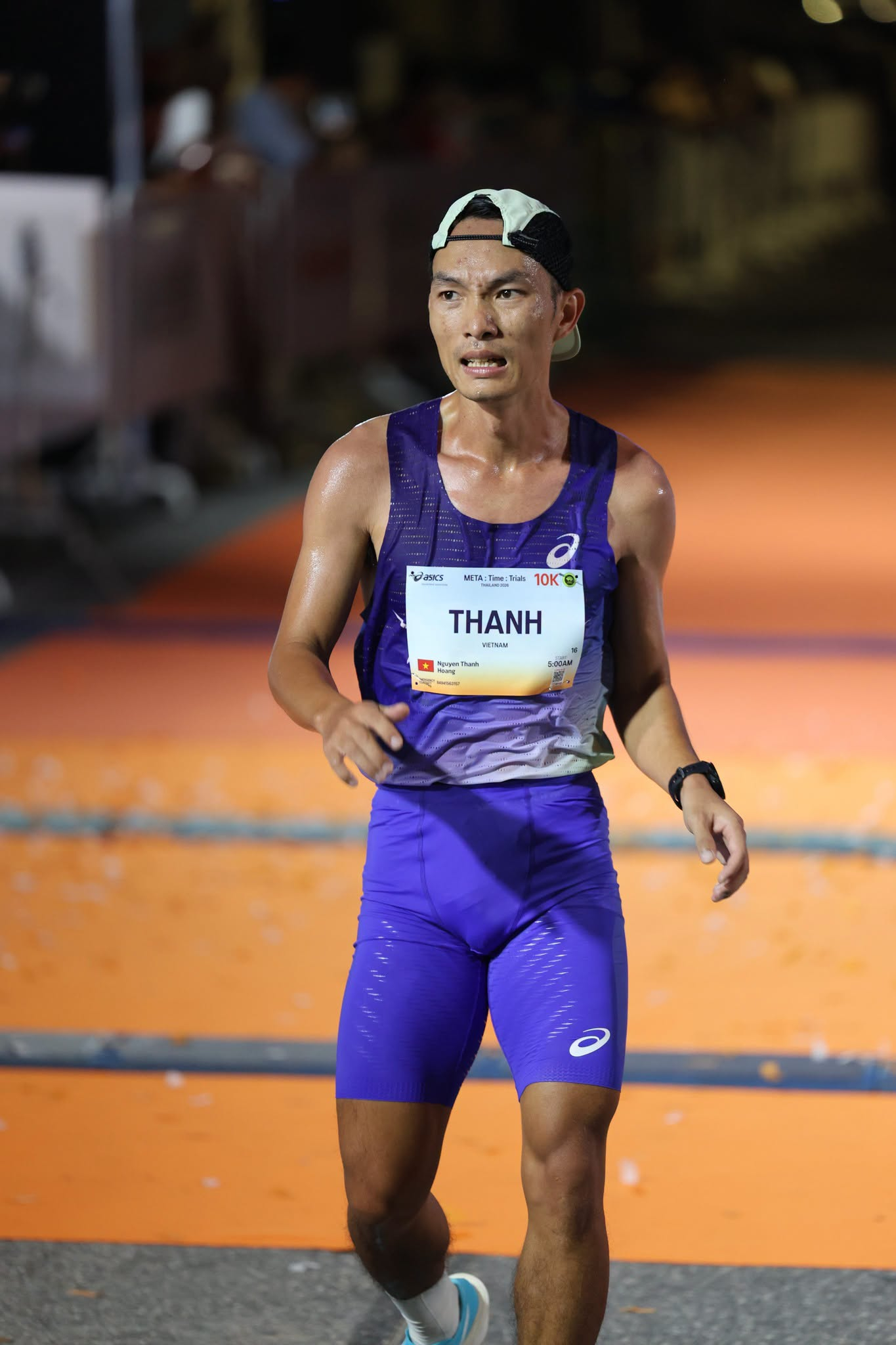 Vận động viên Hoàng Nguyên Thanh, người cán đích thứ tư ở nhóm chuyên nghiệp và thiết lập Personal Best mới ở cự ly 10KM với thành tích 31:30