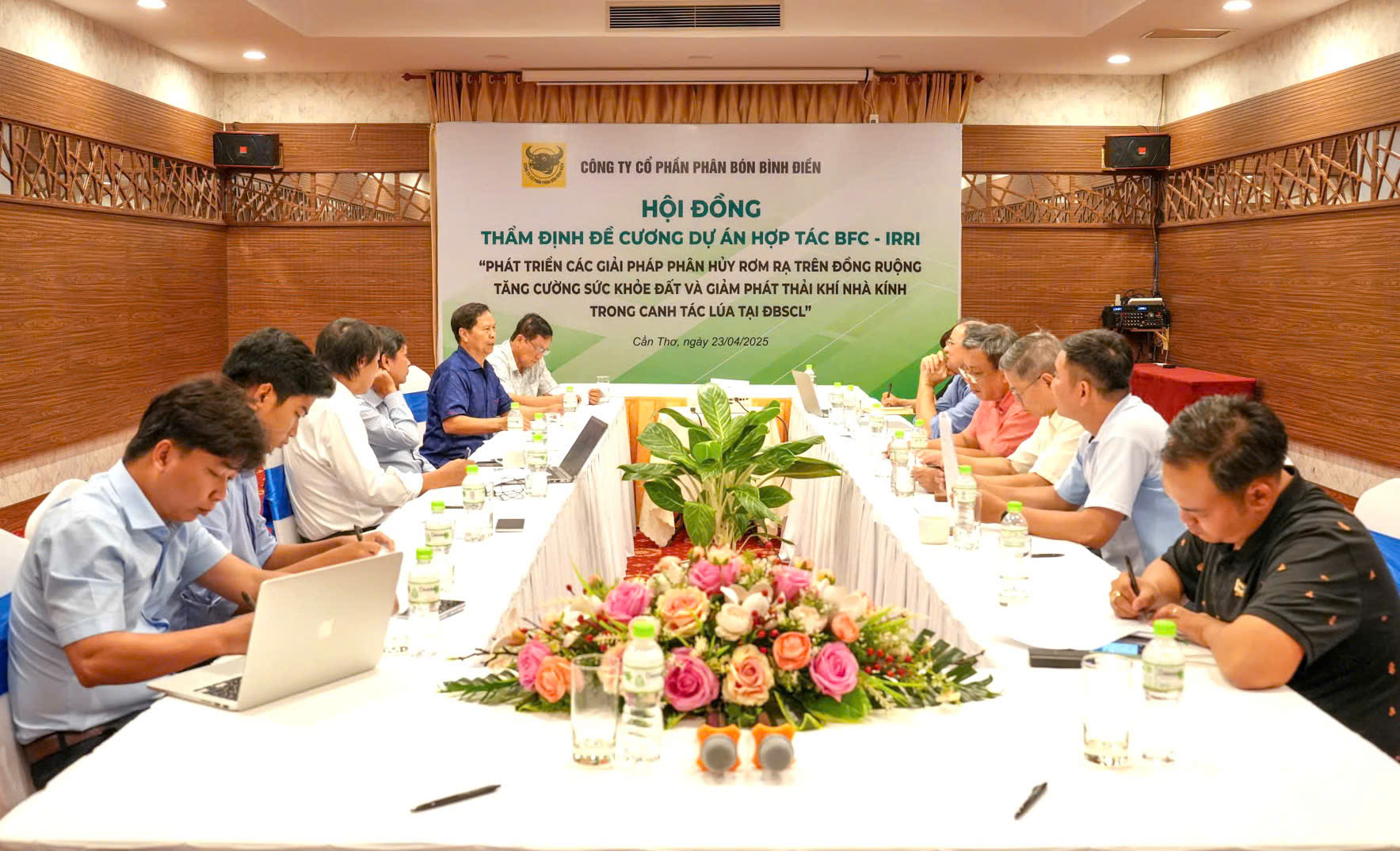 PGS.TS. Nguyễn Văn Bộ - Chủ tịch Hội đồng Khoa học Công ty CP Phân bón Bình Điền (thứ 3 từ phải sang) cùng các cán bộ Bình Điền thẩm định đề cương dự án hợp tác với Viện Nghiên cứu Lúa gạo Quốc tế (IRRI) về hợp tác chiến lược trong năm 2025.
