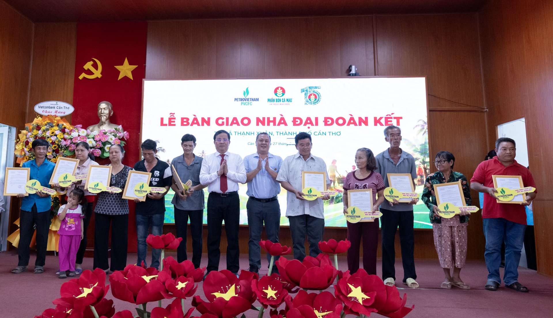 Lãnh đạo thành phố Cần Thơ và đại diện Phân Bón Cà Mau trao quyết định bàn giao cùng chìa khóa tượng trưng cho các hộ dân được nhận Nhà Đại đoàn kết