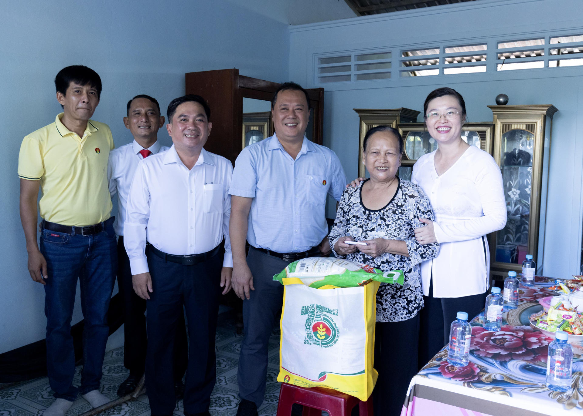 Đại diện PVCFC thăm hỏi, trao quà cho gia đình được nhận Nhà Đại đoàn kết tại xã Thạnh Xuân.