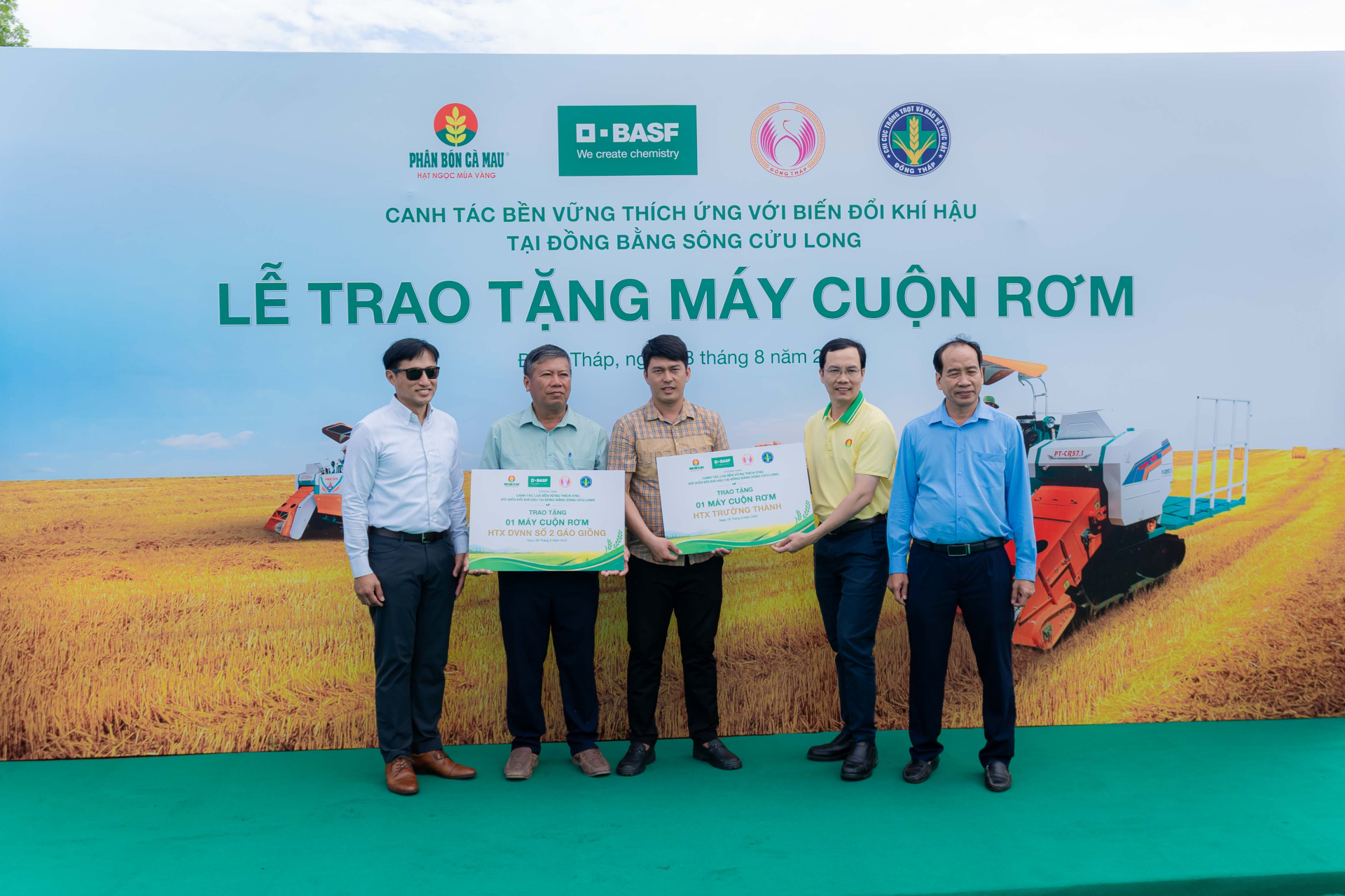 Đại diện các Hợp tác xã nhận máy cuộn rơm từ chương trình