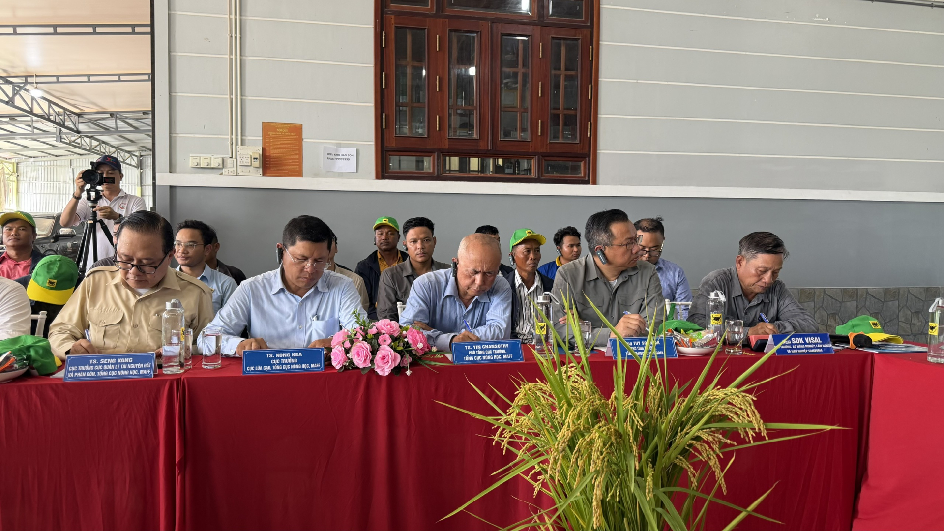 TS. Seng Vang - Cục trưởng Cục quản lý tài nguyên Đất và Phân bón, Vương quốc Campuchia (bìa trái) tại Hội thảo quốc tế về Canh tác lúa thông minh tại Viện lúa Đồng bằng sông Cửu Long. Ảnh: BFC
