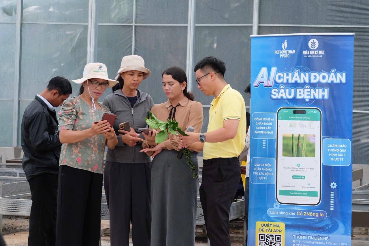 Thực hành tính năng chẩn đoán sâu bệnh trên ứng dụng 2Nông tại vườn Robusta.