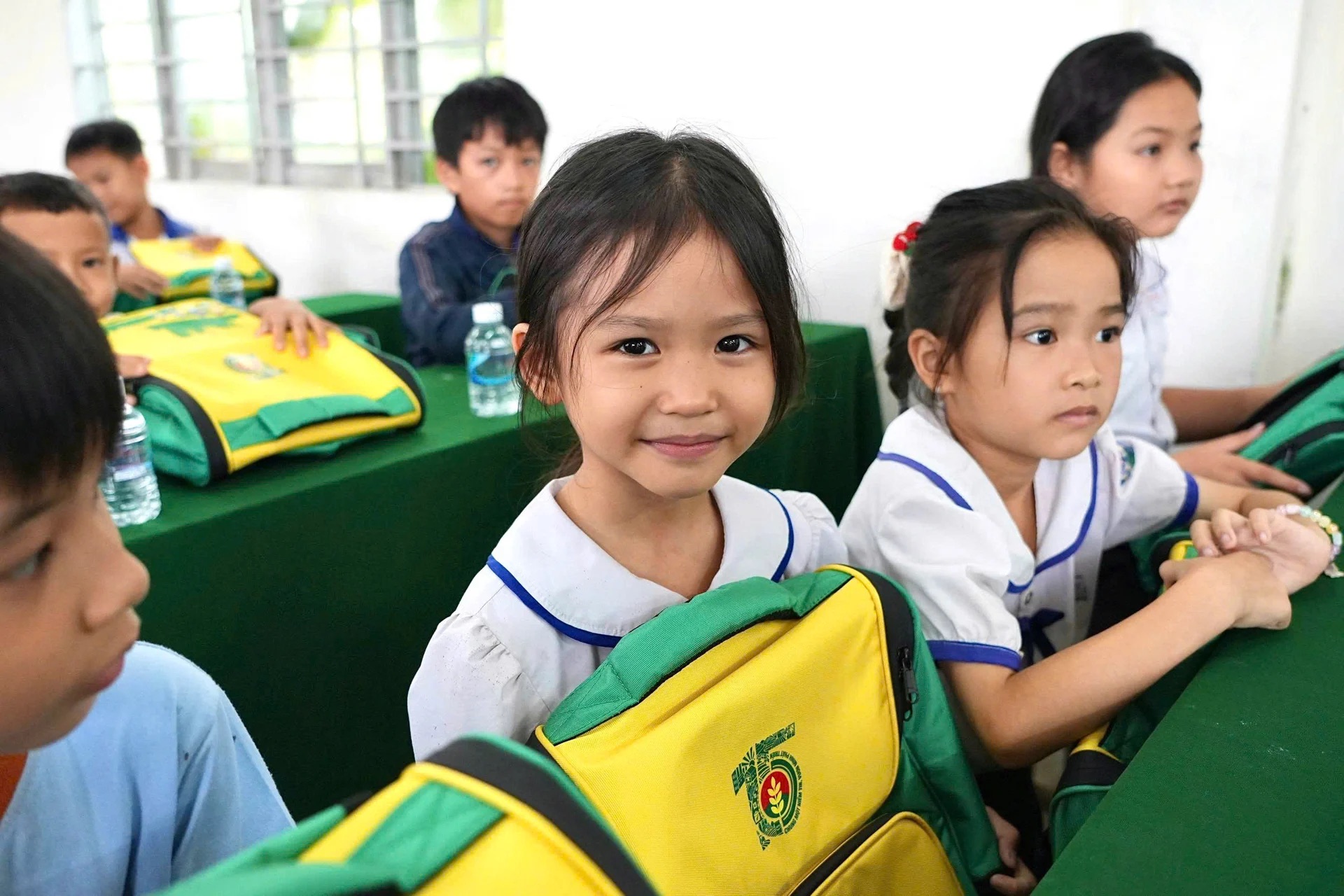 Bên cạnh các công trình đèn chiếu sáng, Phân bón Cà Mau trao tặng balo cho học sinh địa phương trước thềm năm học mới