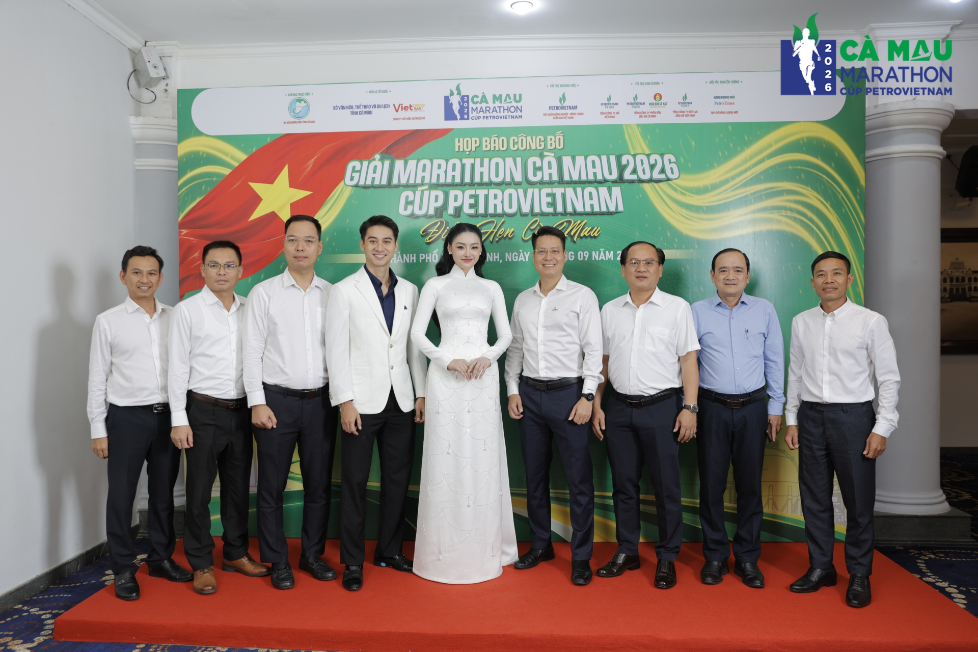 Đại sứ giải chạy chụp ảnh cùng Ban tổ chức, đại diện nhà tài trợ