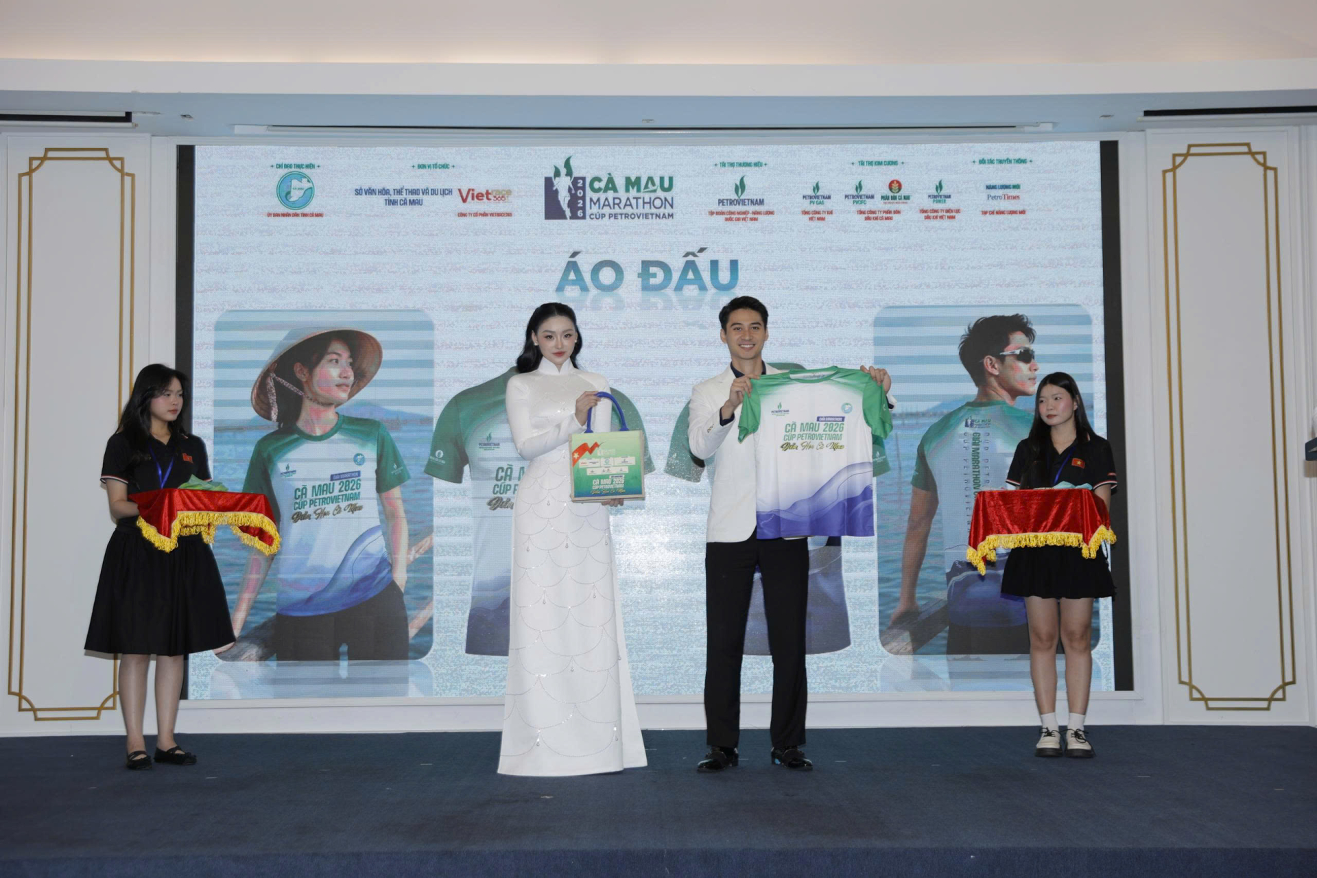 Hoa hậu Ý Nhi và Nam vương Tuấn Ngọc - đại sứ giải chạy - giới thiệu về áo đấu.