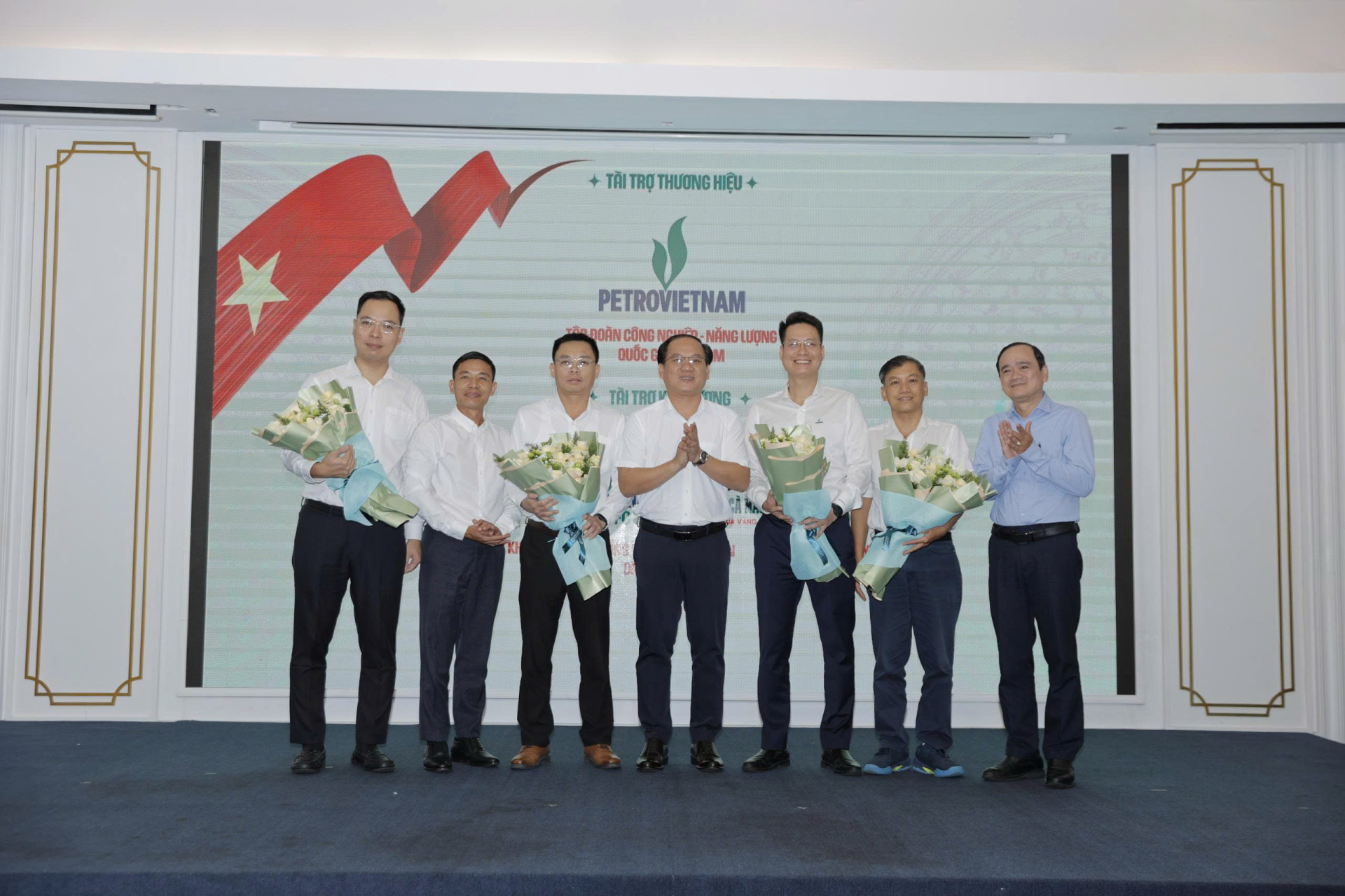 Ban tổ chức giải tặng hoa cảm ơn nhà tài trợ.