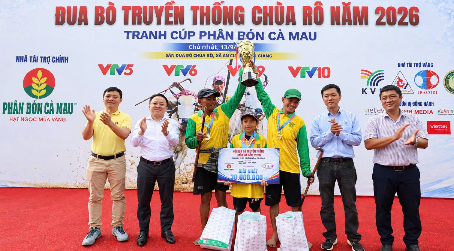 Ban tổ chức trao cúp và tiền thưởng vô địch Hội đua bò chùa Rô năm 2026 cho đôi bò mang số 08 của ông Nguyễn Thanh Tùng (Ảnh - Ban tổ chức )