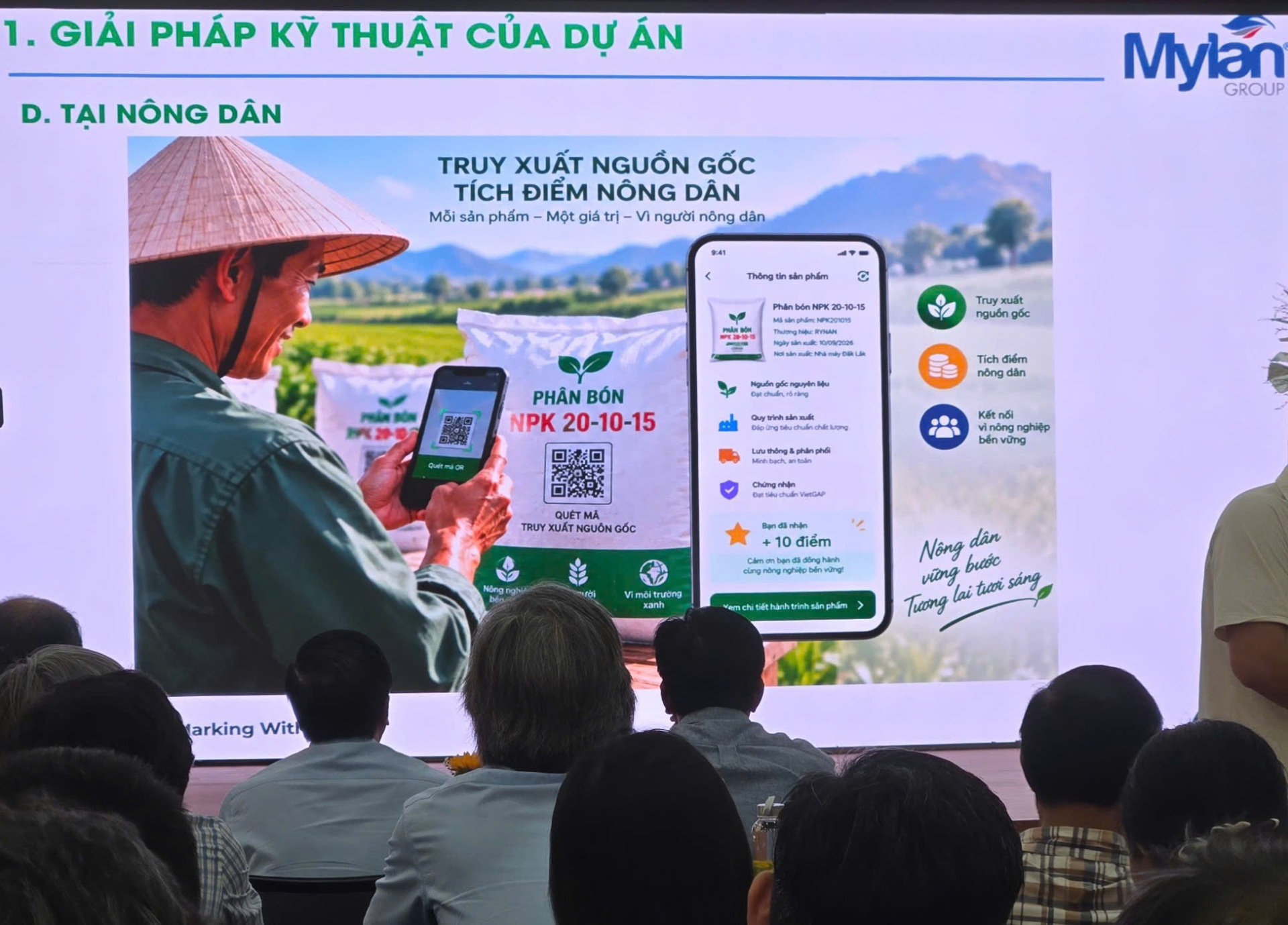 Sau khi hệ thống RFID tích hợp QR Code đi vào hoạt động, người nông dân chỉ cần quét mã QR Code trên bao bì của Phân bón Bình Điền sẽ truy ra nguồn gốc của phân bón. Ảnh Quang Minh