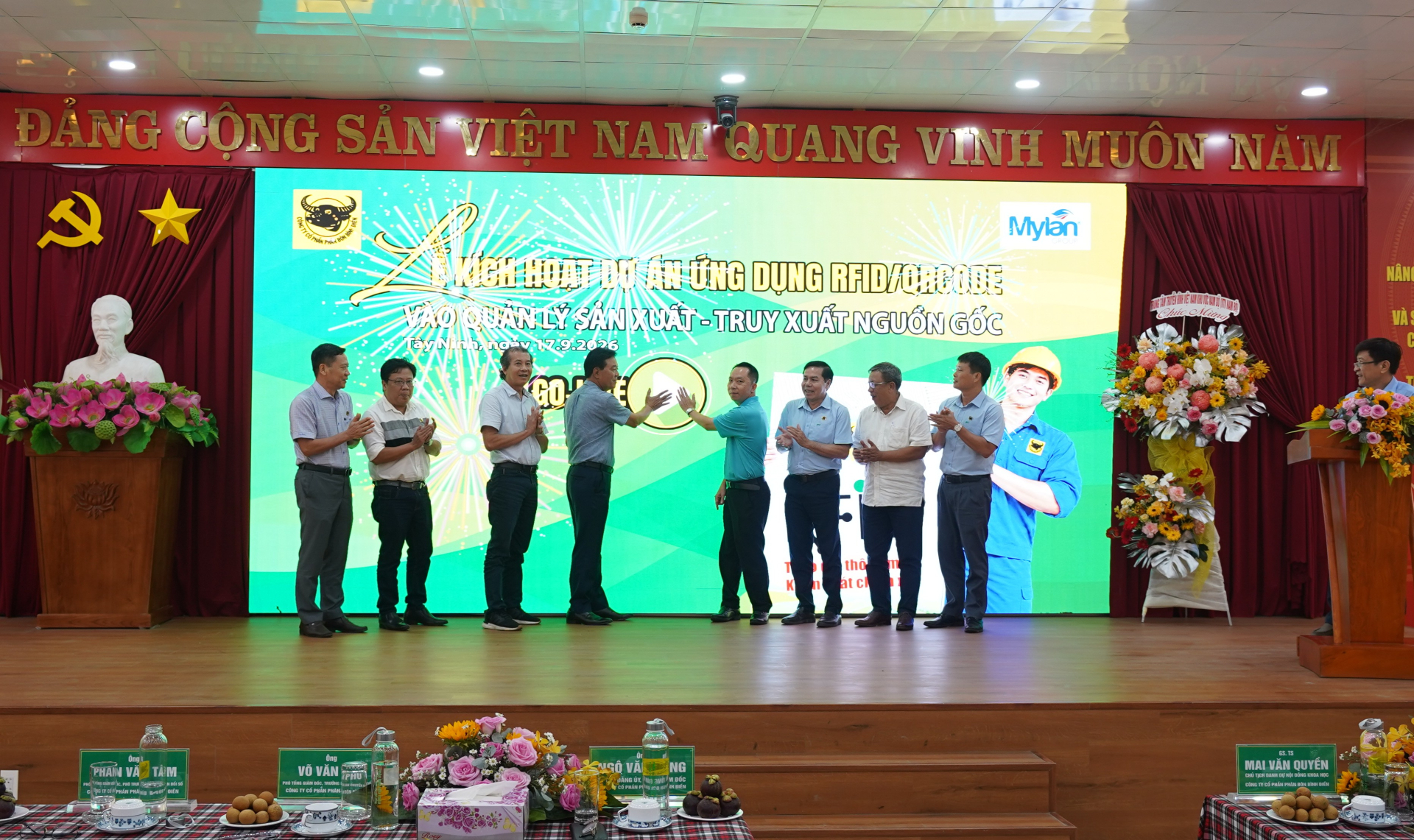 Nghi thức bấm nút khởi động hệ thống RFID tích hợp QR Code tại Nhà máy Phân bón Bình Điền Long An. Ảnh Quang Minh