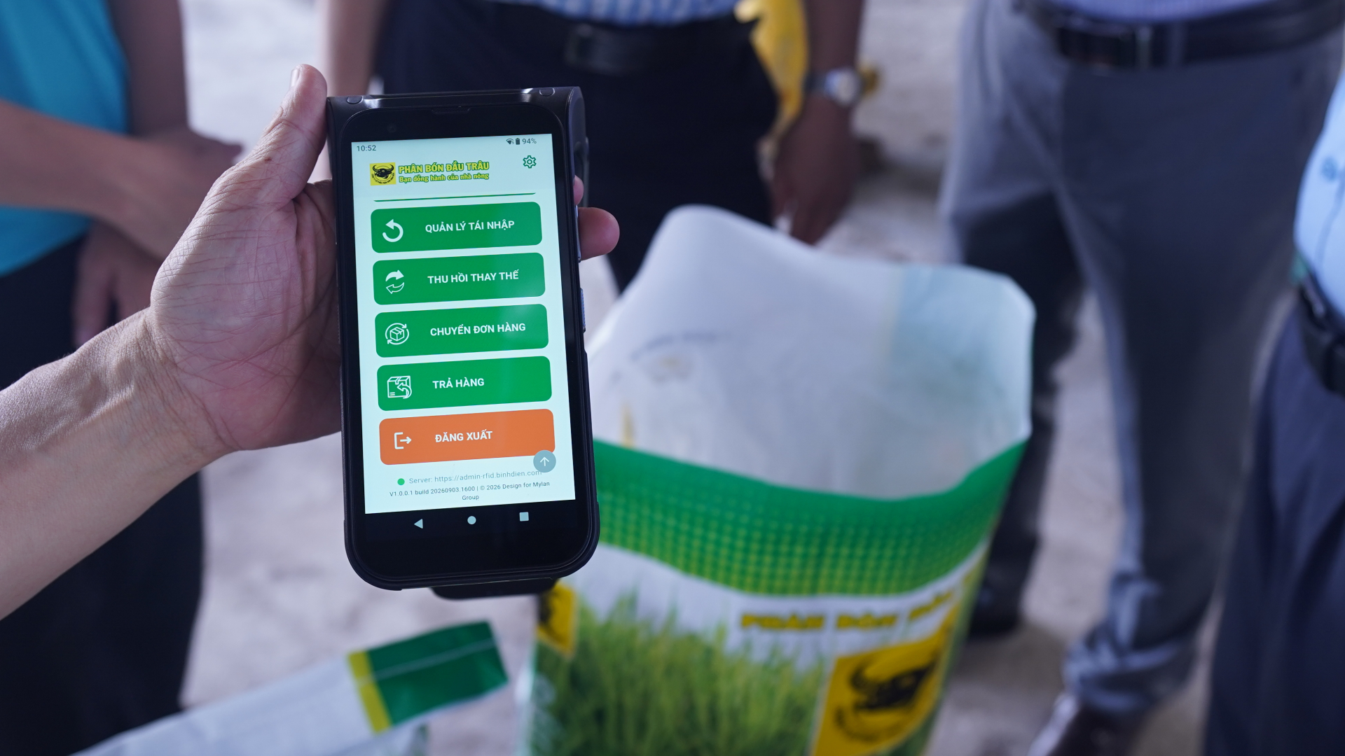 Hệ thống RFID tích hợp QR Code sẽ được cập nhật trên điện thoại smartphone. Ảnh: Quang Minh