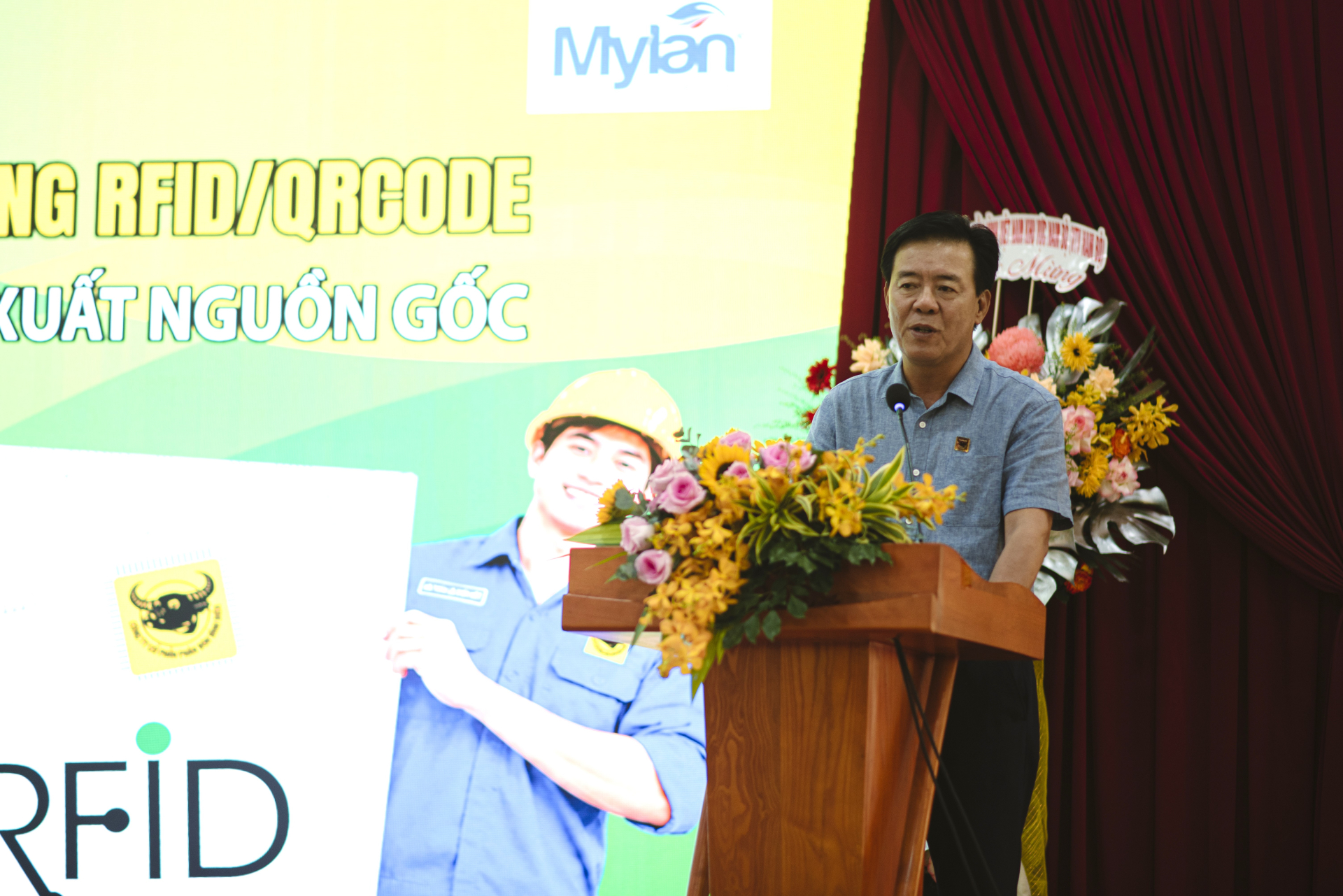 Ông Ngô Văn Đông, Bí thư Đảng ủy, Tổng Giám đốc Công ty Cổ phần Phân bón Bình Điền chia sẻ tại buổi lễ. Ảnh: Quang Minh