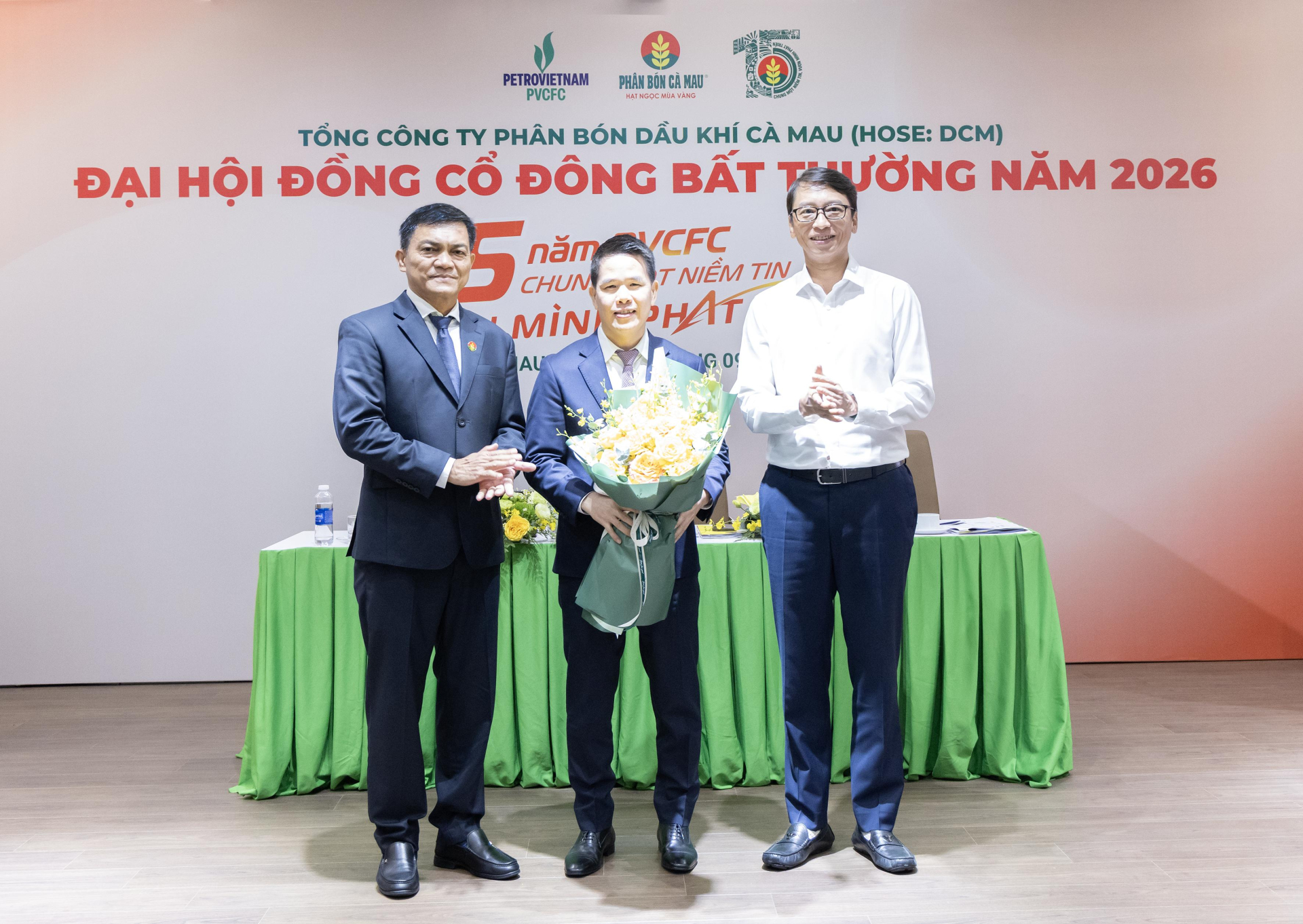 Đại diện Ban lãnh đạo PETROVIETNAM và PVCFC trao quyết định bổ nhiệm Thành viên HĐQT PVCFC cho ông Phạm Văn Phong.