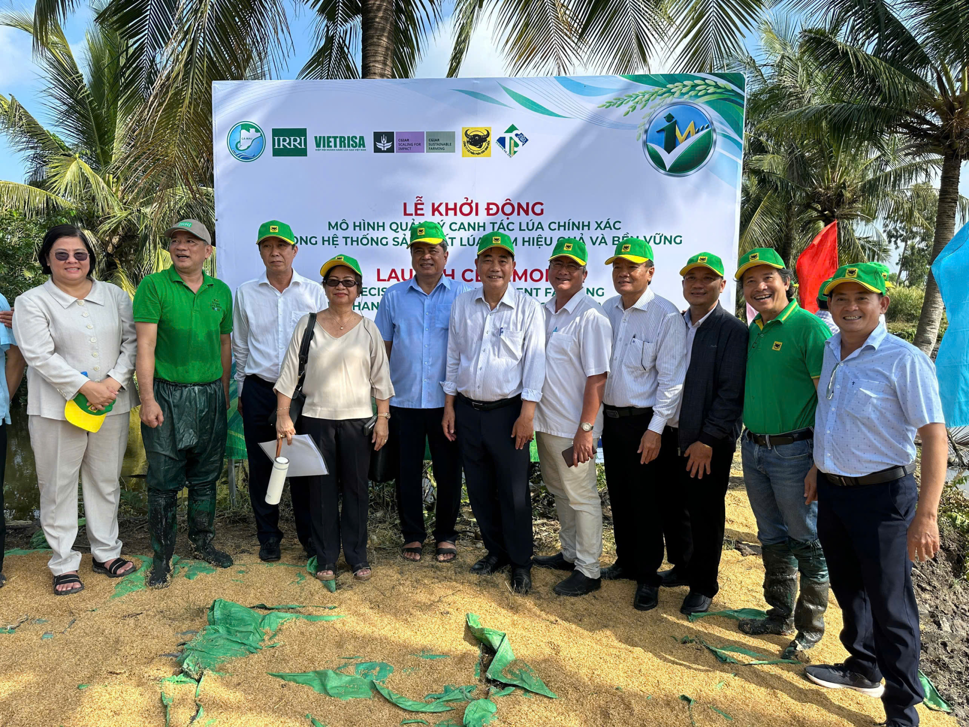 Các đại biểu tham dự Lễ khởi động mô hình quản lý canh tác chính xác trong hệ thống sản xuất lúa - tôm tại HTX Hòa Phát, xã Hồng Dân, tỉnh Cà Mau. (Ảnh: Phan Tâm)