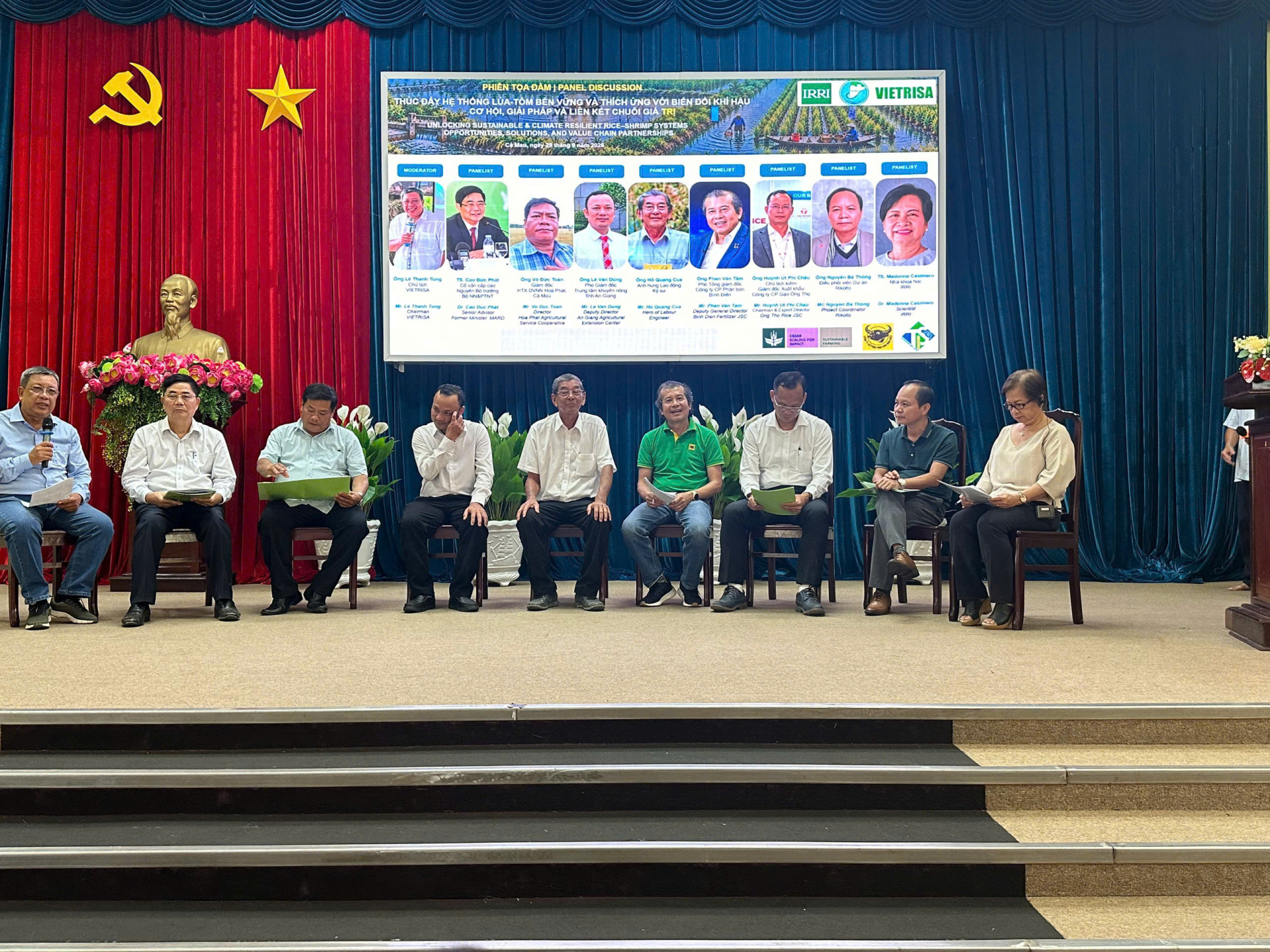 Ông Phan Văn Tâm - Phó Tổng Giám đốc Công ty CP Phân bón Bình Điền (thứ 4 từ phải sang) tham gia Tọa đàm và chia sẻ về định hướng quản lý dinh dưỡng và chăm sóc sức khỏe nền đất bền vững cho mô hình lúa - tôm. (Ảnh: Phan Tâm)