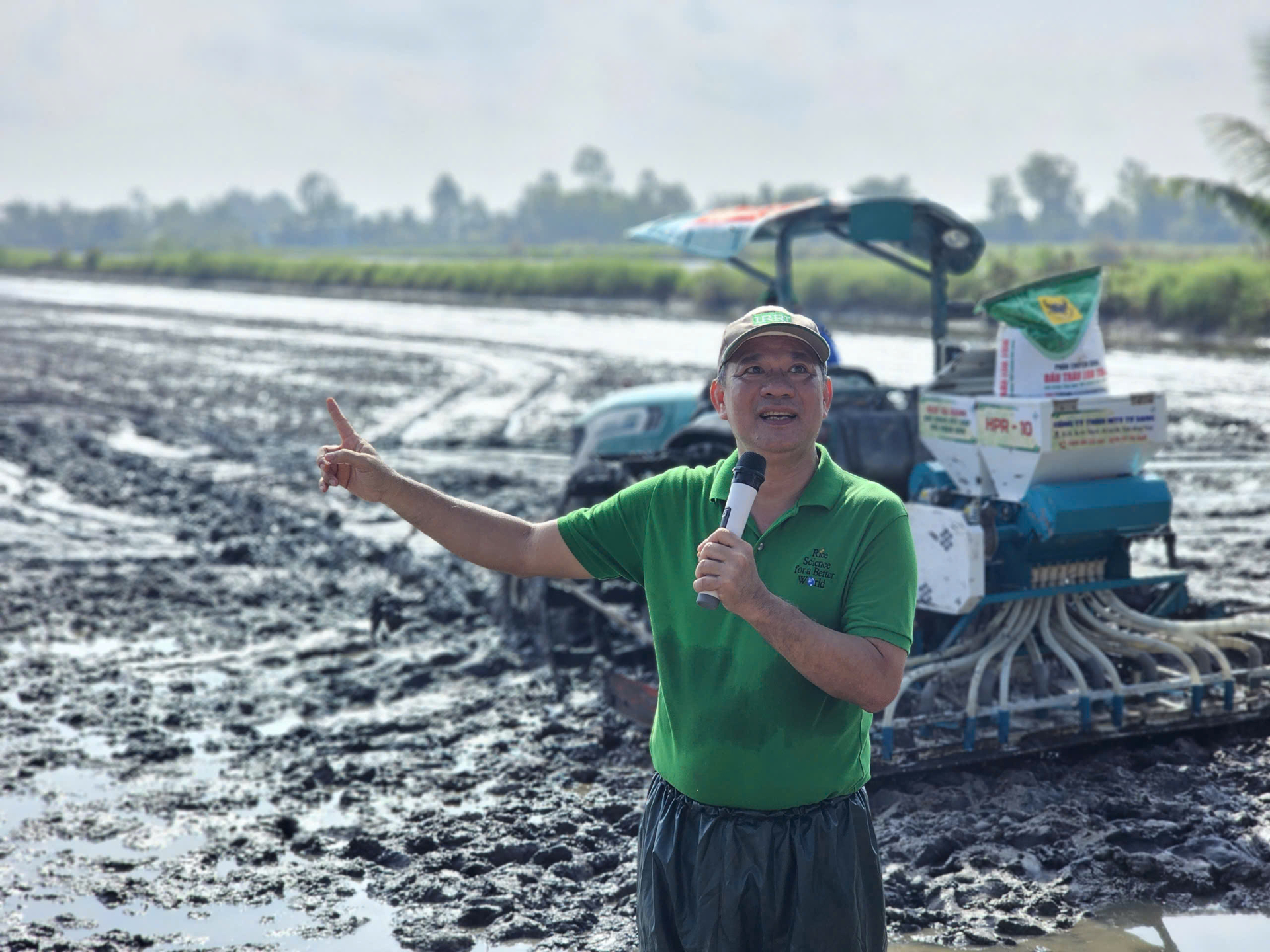 PGS. TS. Nguyễn Văn Hùng - Chuyên gia cao cấp, Viện Nghiên cứu Lúa gạo Quốc tế (IRRI) trao đổi về giải pháp canh tác dựa trên dữ liệu đồng ruộng. (Ảnh: Phan Tâm)