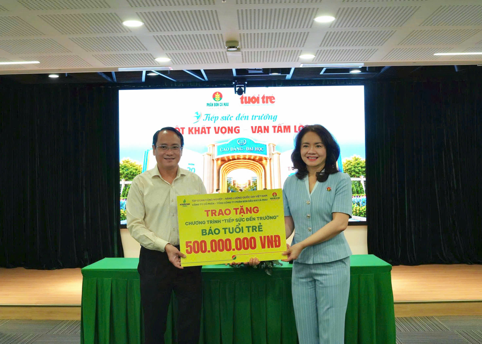 Bà Nguyễn Thị Hiền – Phó Tổng Giám đốc PVCFC trao bảng tượng trưng tài trợ cho ông Nguyễn Hoàng Nguyên – Trưởng ban chỉ đạo chương trình “Tiếp sức đến trường”