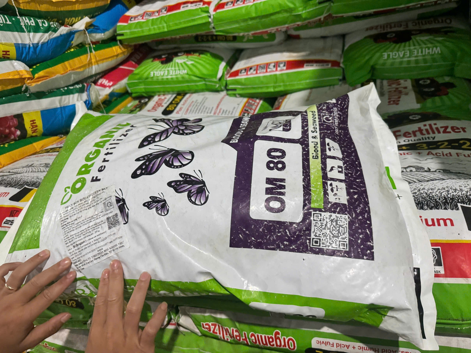 Các đối tượng nhập khẩu phân bón từ nhiều nước sau đó thay đổi bao bì, nhãn mác, thể hiện nguồn gốc từ Bỉ để bán với giá cao. Ảnh: Công an tỉnh Đắk Lắk