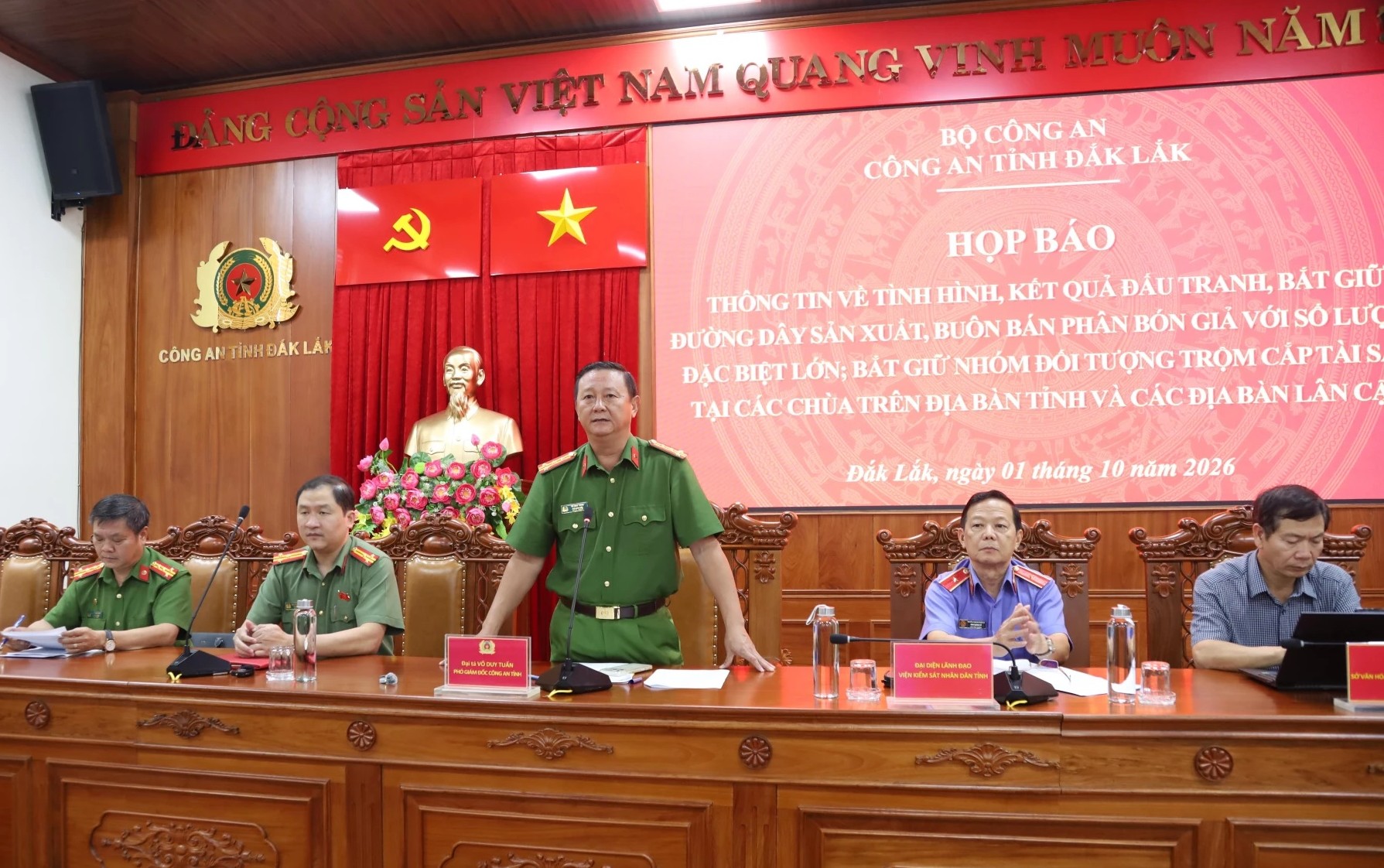 Đại tá Võ Duy Tuấn - Phó Giám đốc Công an tỉnh Đắk Lắk thông tin trong buổi họp báo.