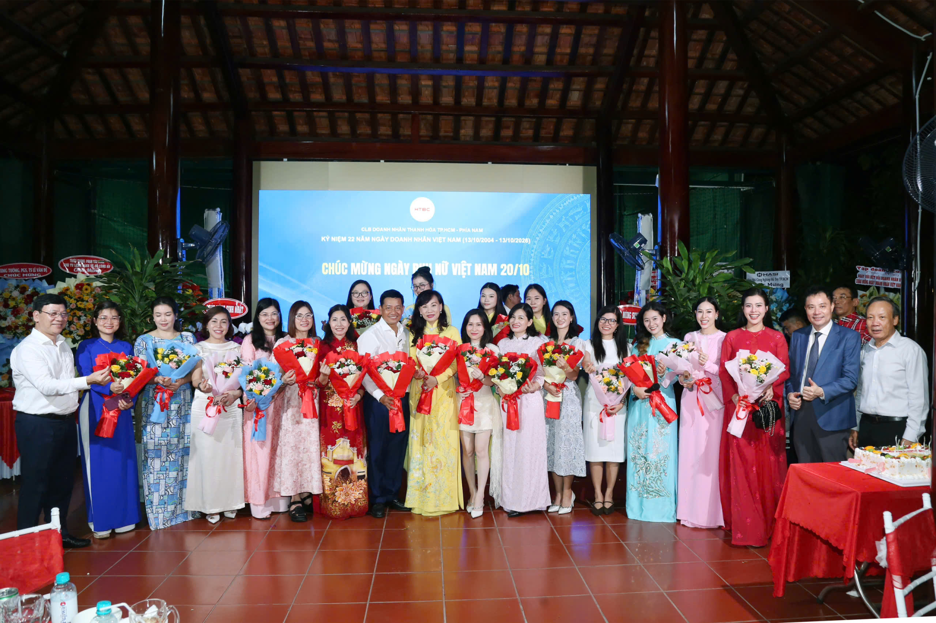 Cũng tại buổi họp mặt, HTBC đã tổ chức sinh nhật cho các thành viên có sianh nhật tháng 9 và tháng 10, dồng thời tặng hoa cho các thành viên nữ nhân dịp ngày Phụ nữ Việt Nam 20/10