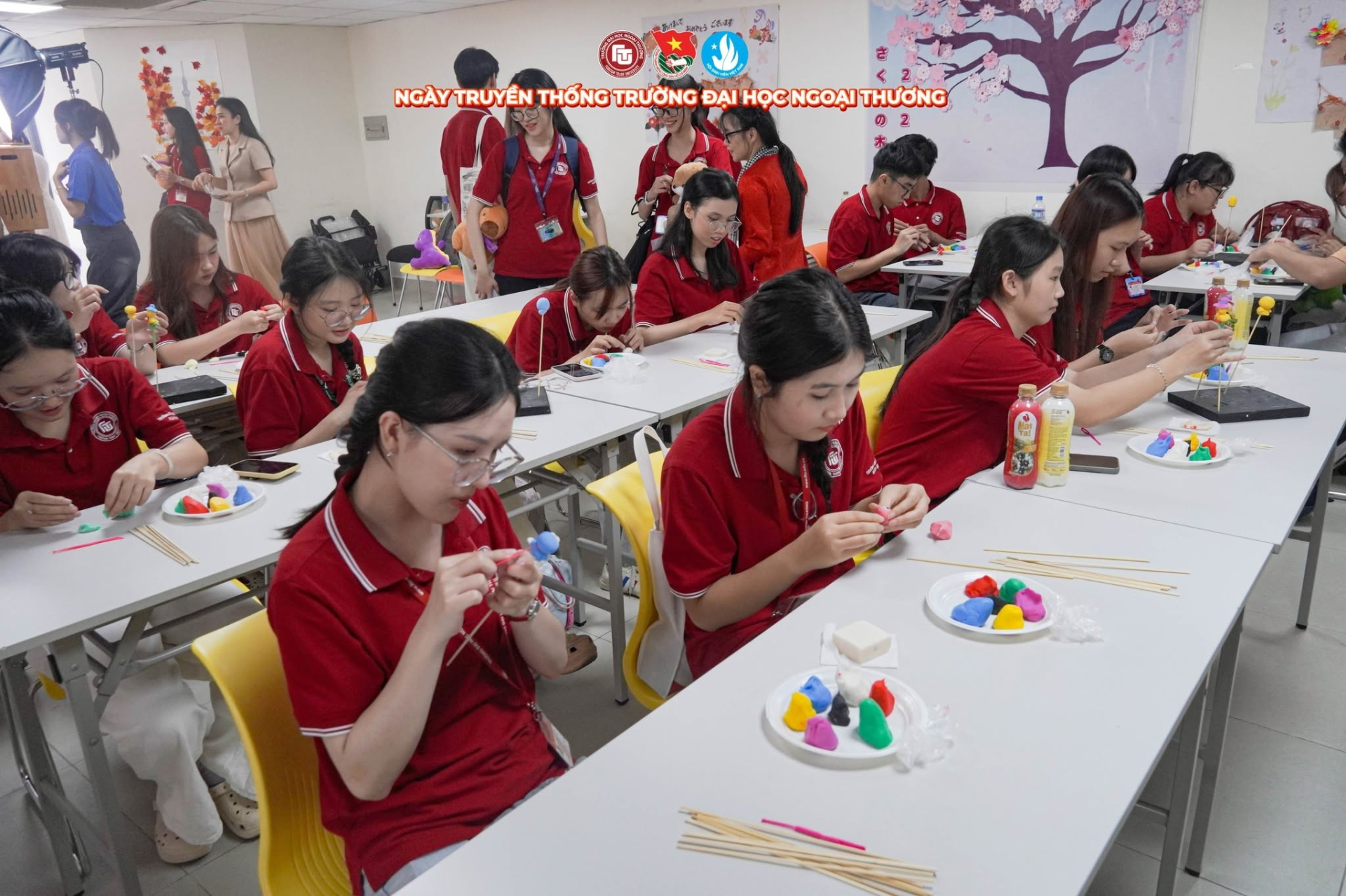 Sinh viên tham gia hoạt động trải nghiệm nặn tò he tại ngày hội.