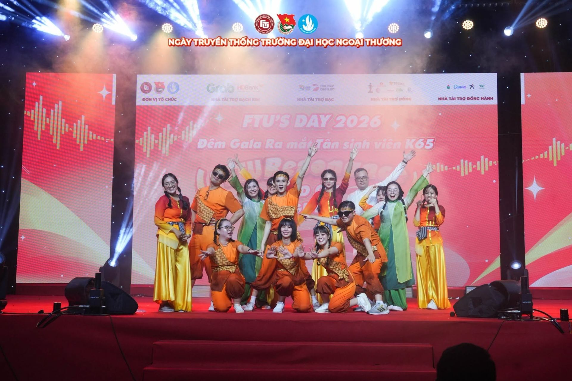 Đại diện các thế hệ cựu sinh viên, sinh viên và giảng viên, viên chức Phân hiệu mang đến những tiết mục giàu cảm xúc trong đêm Gala nghệ thuật.