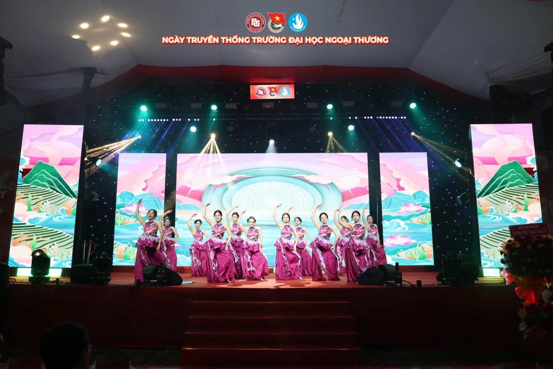 Sinh viên Ngoại thương tự tin thể hiện tài năng trên sân khấu Gala.